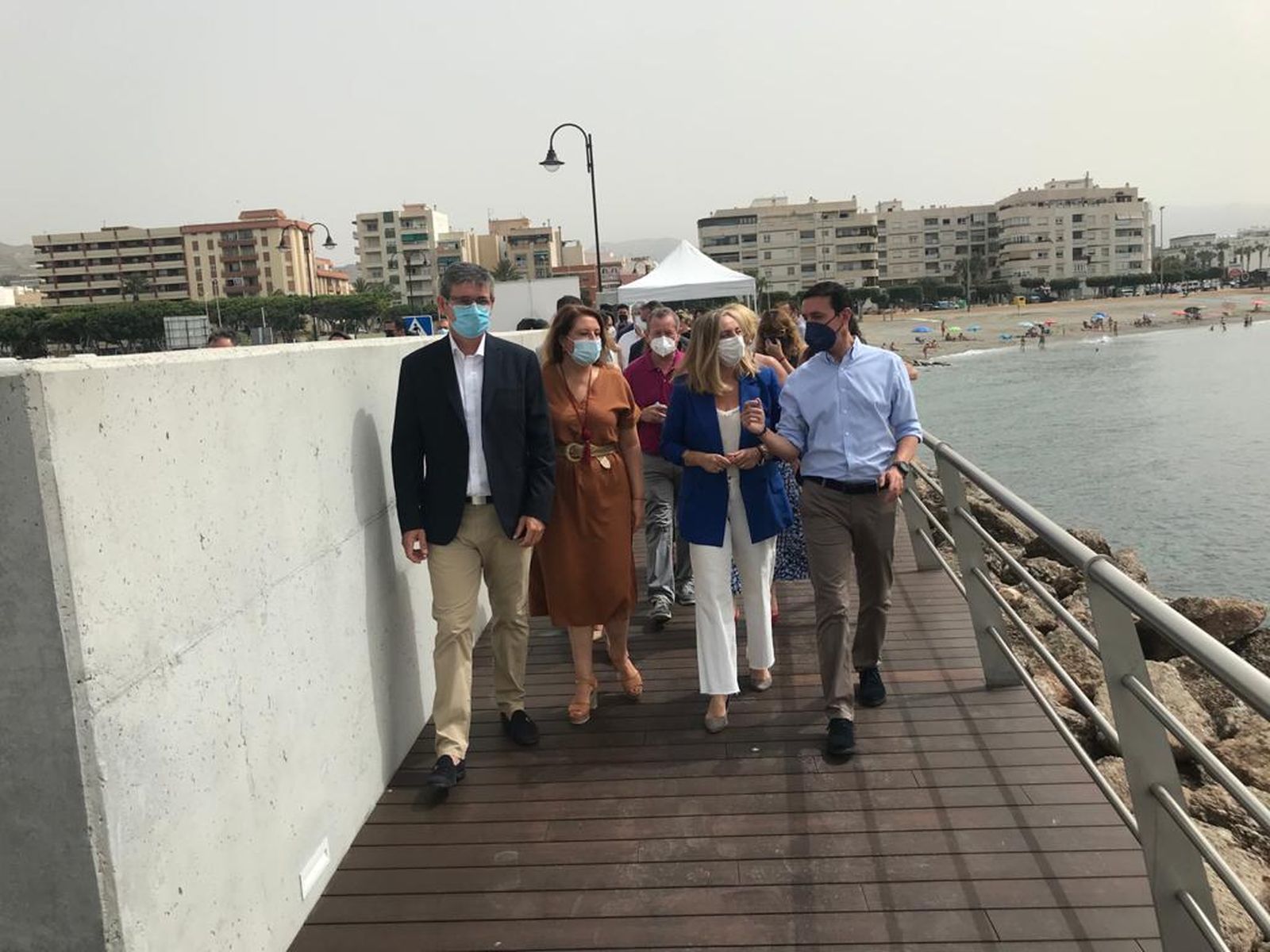 Manuel Cortés, Carmen Crespo, Marifrán Carazo y Javier A. García, sobre la nueva pasarela.