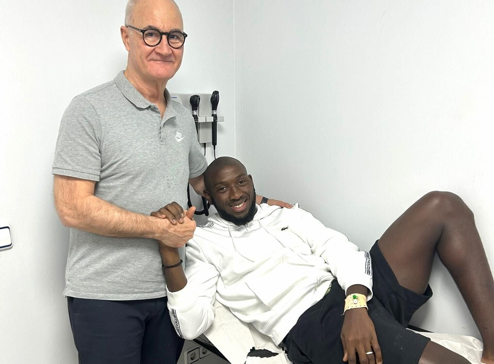 El doctor Ripoll con Koné horas antes de la cirugía