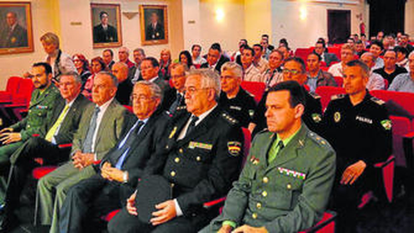 Representantes de las Fuerzas y Cuerpos de Seguridad de Almería y abogados en la clausura de las jornadas.