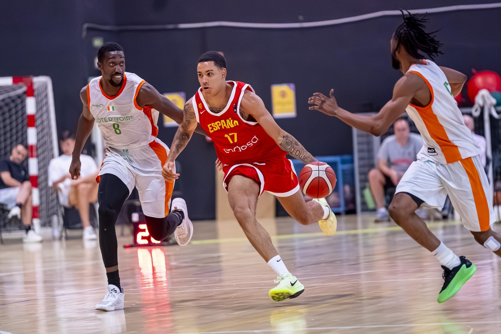 España B, con Álvaro Folgueiras, derrota a Costa de Marfil antes de venir a Málaga