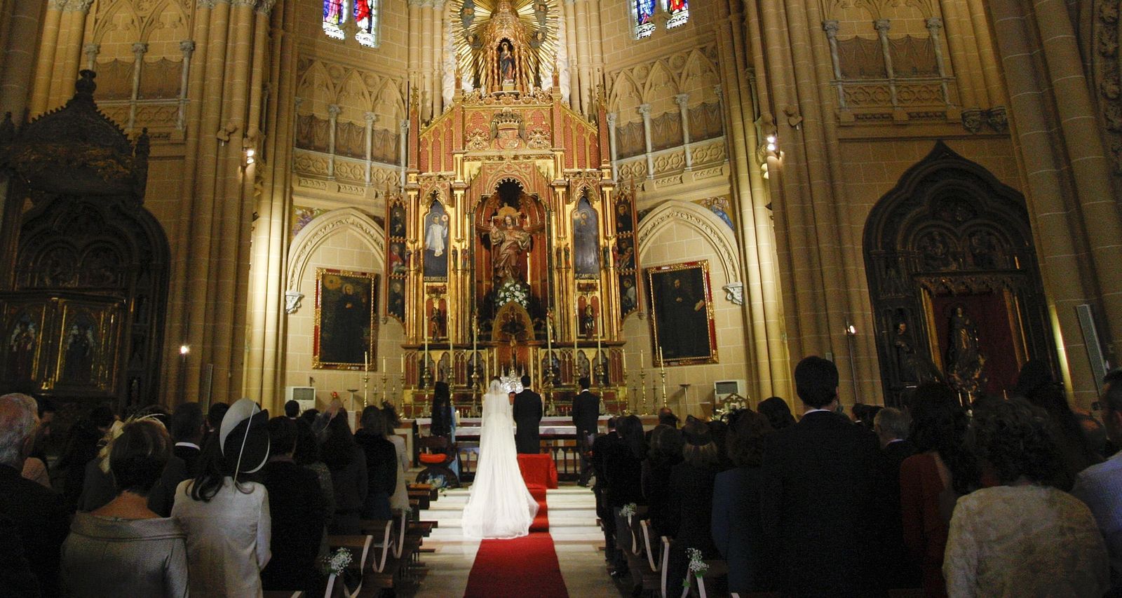 Celebración de una boda en el interior de una iglesia.