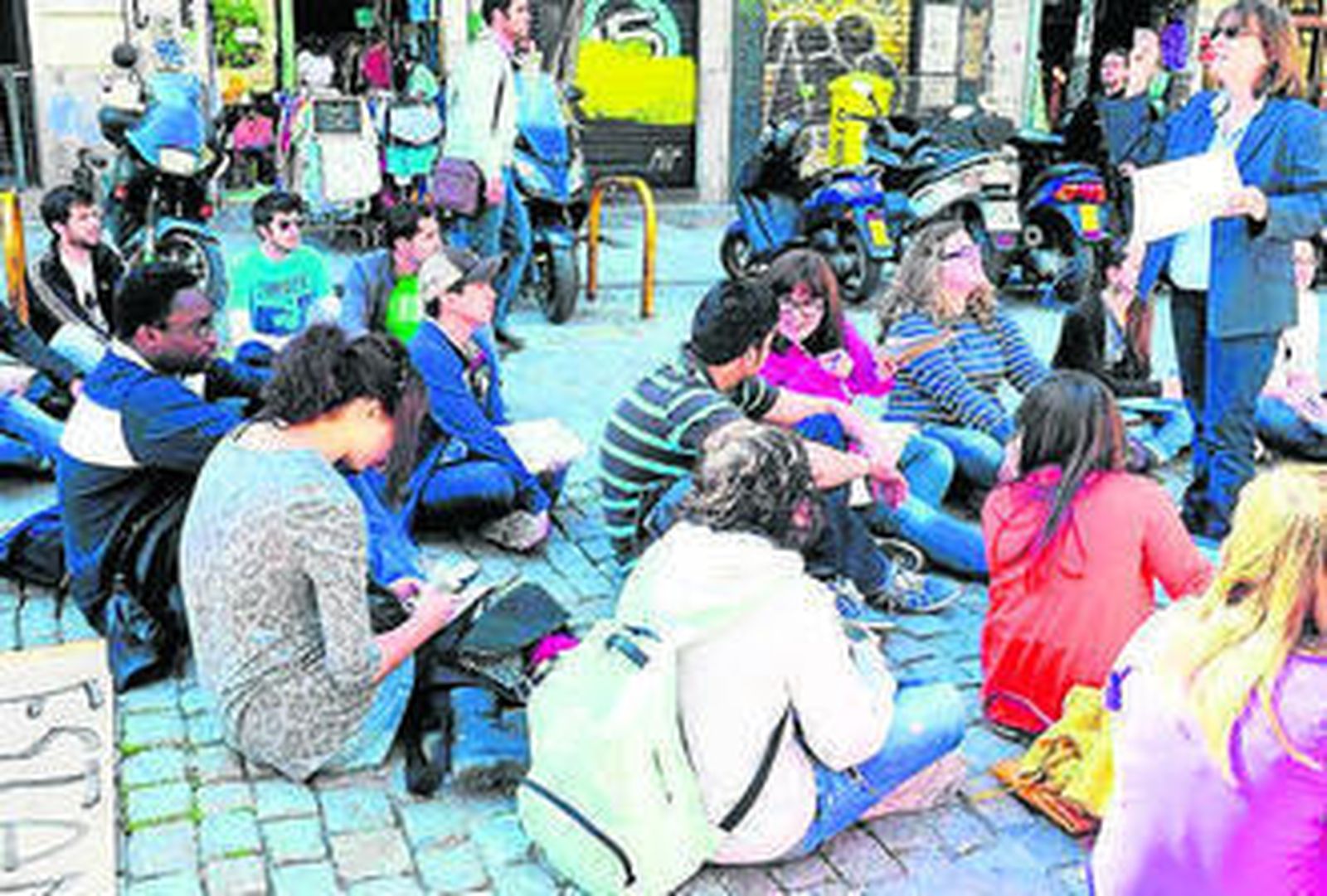 Imparten clases en la calle para protestar contra la reforma educativa./ EFE