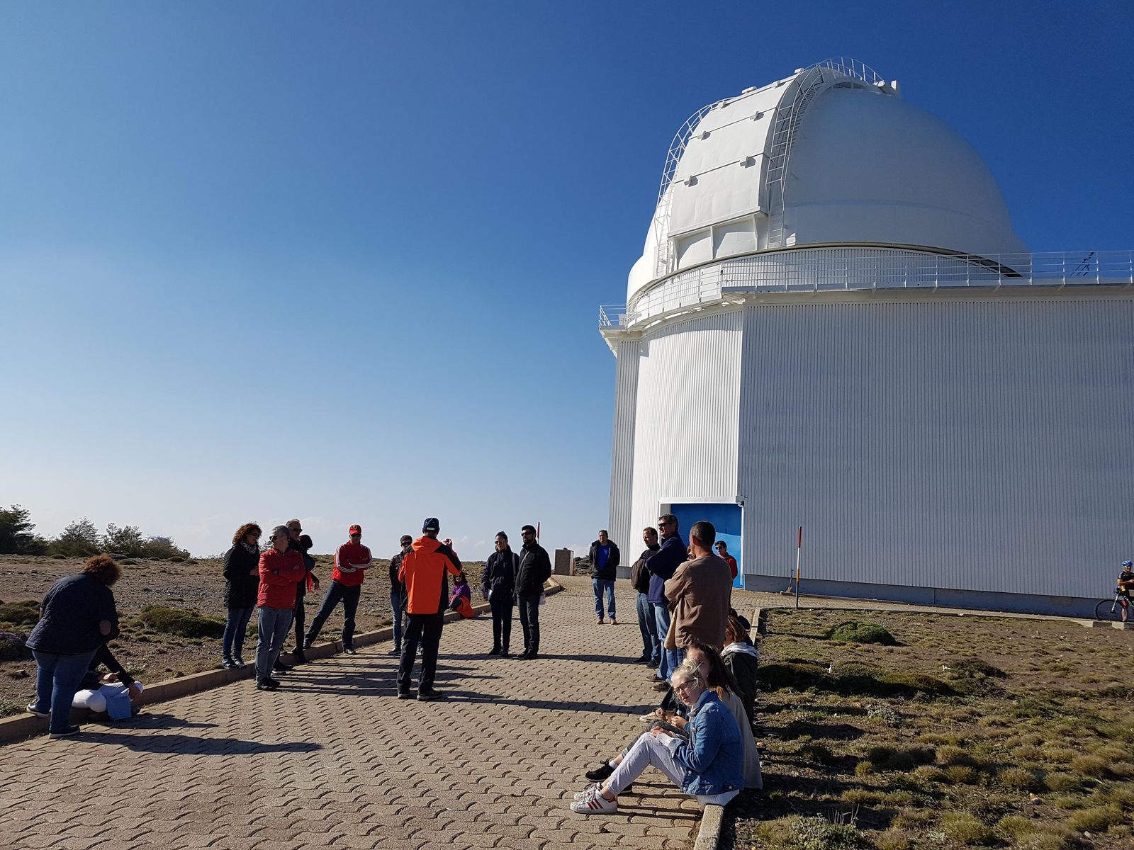 Visita de un grupo a las cúpulas que albergan los telescopios.