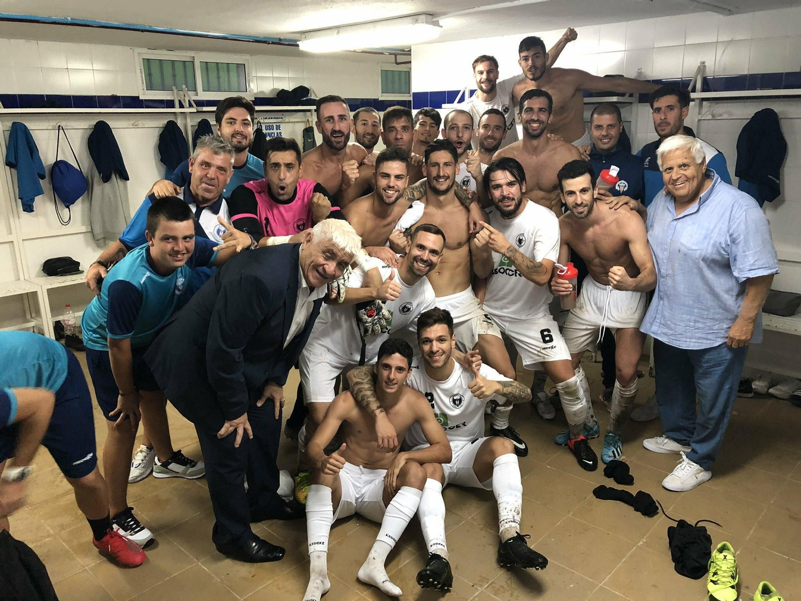 Los jugadores de El Palo celebran el triunfo en el vestuario de los vestuarios del estadio del Maracena.