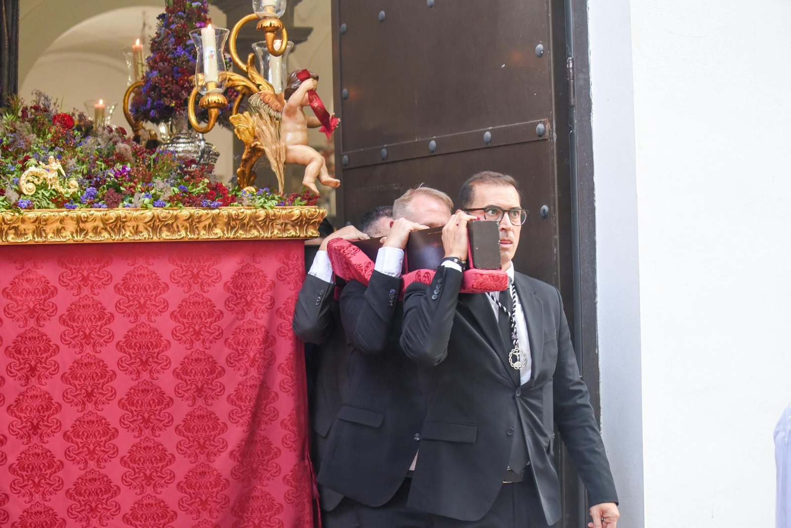 El vía crucis misionero del Cristo del Amor, en imágenes