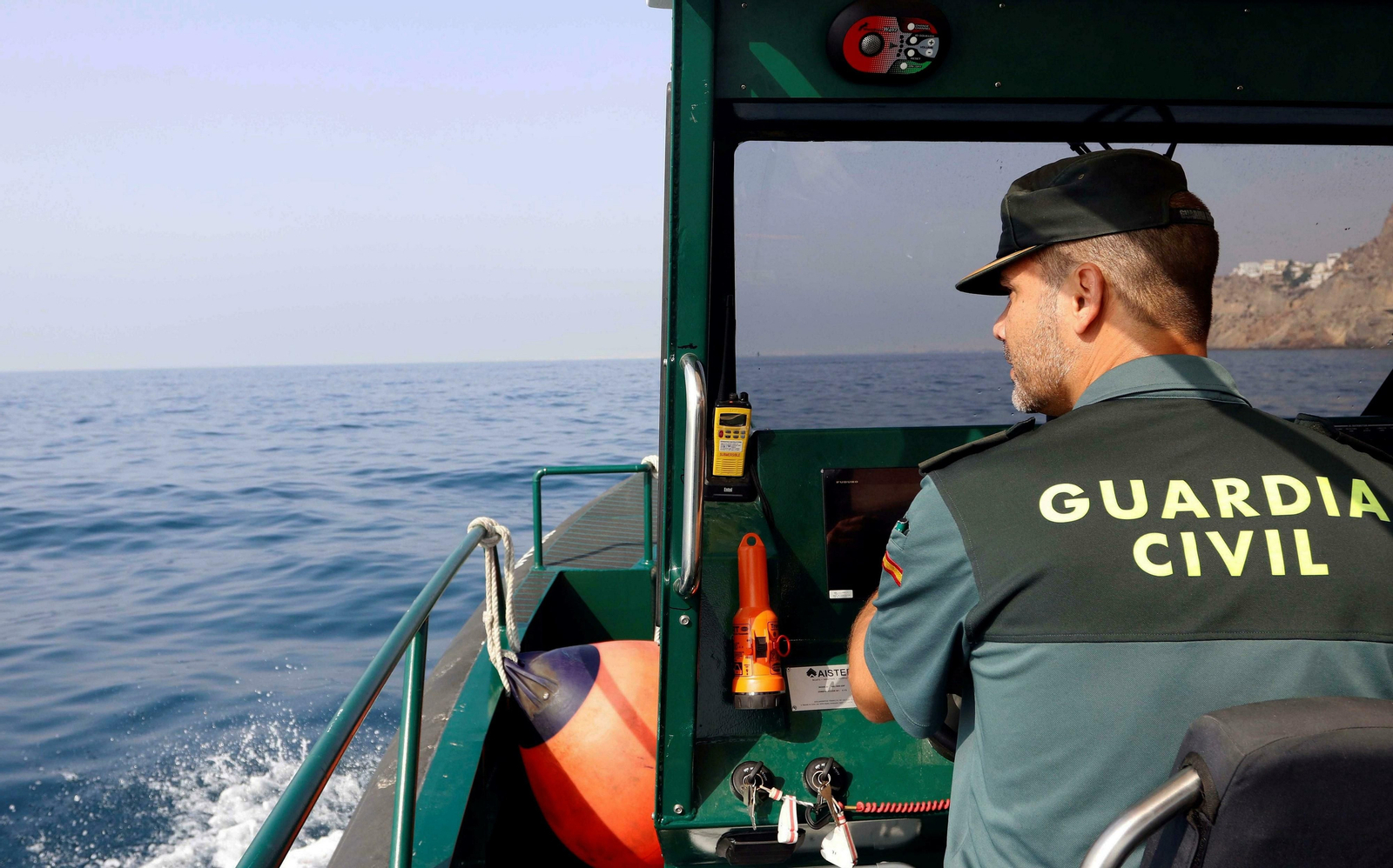 El teniente Óscar Perea al frente de los mandos de una de las patrulleras del Servicio Marítimo.