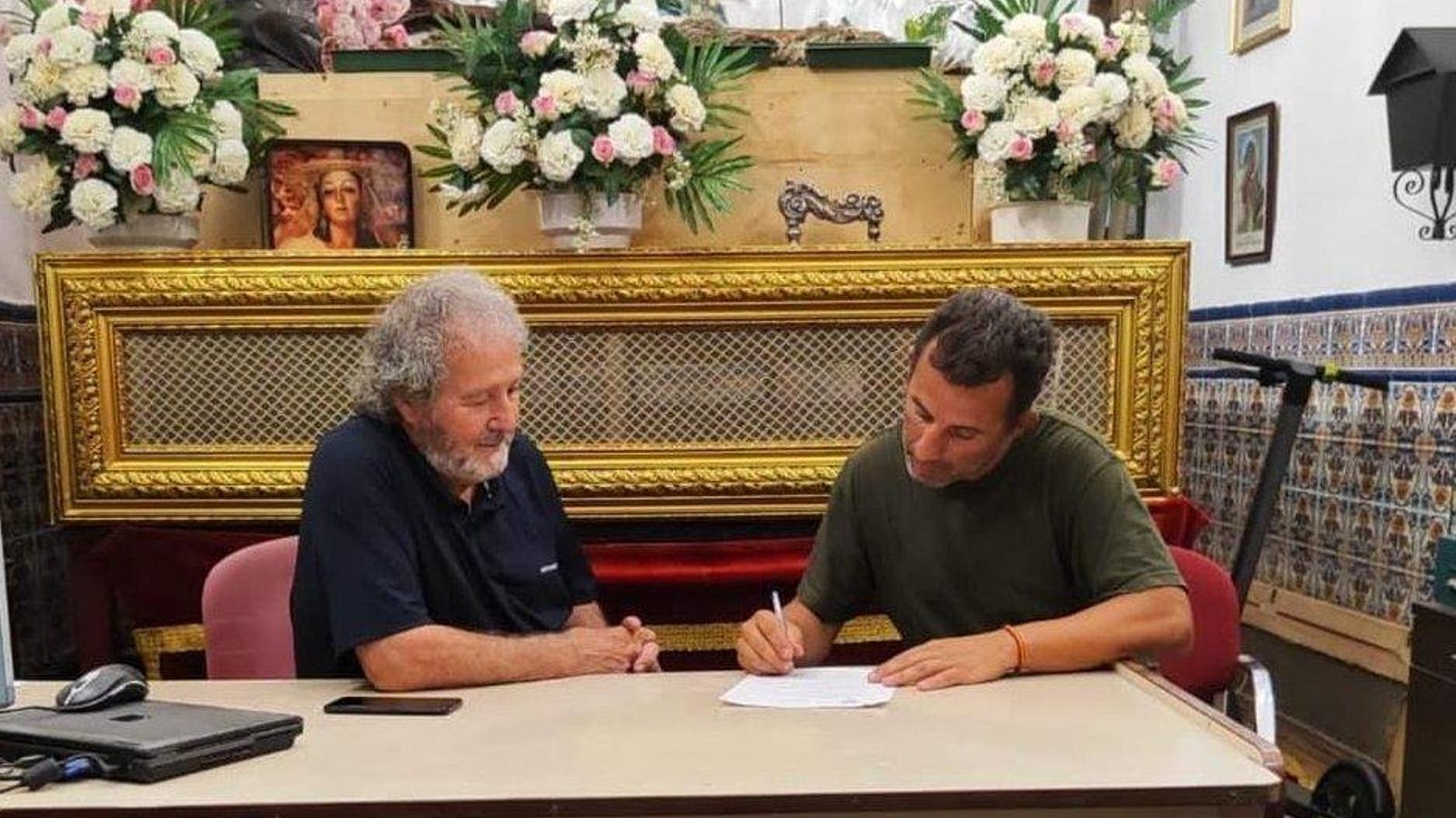 Firma del contrato entre ambas partes
