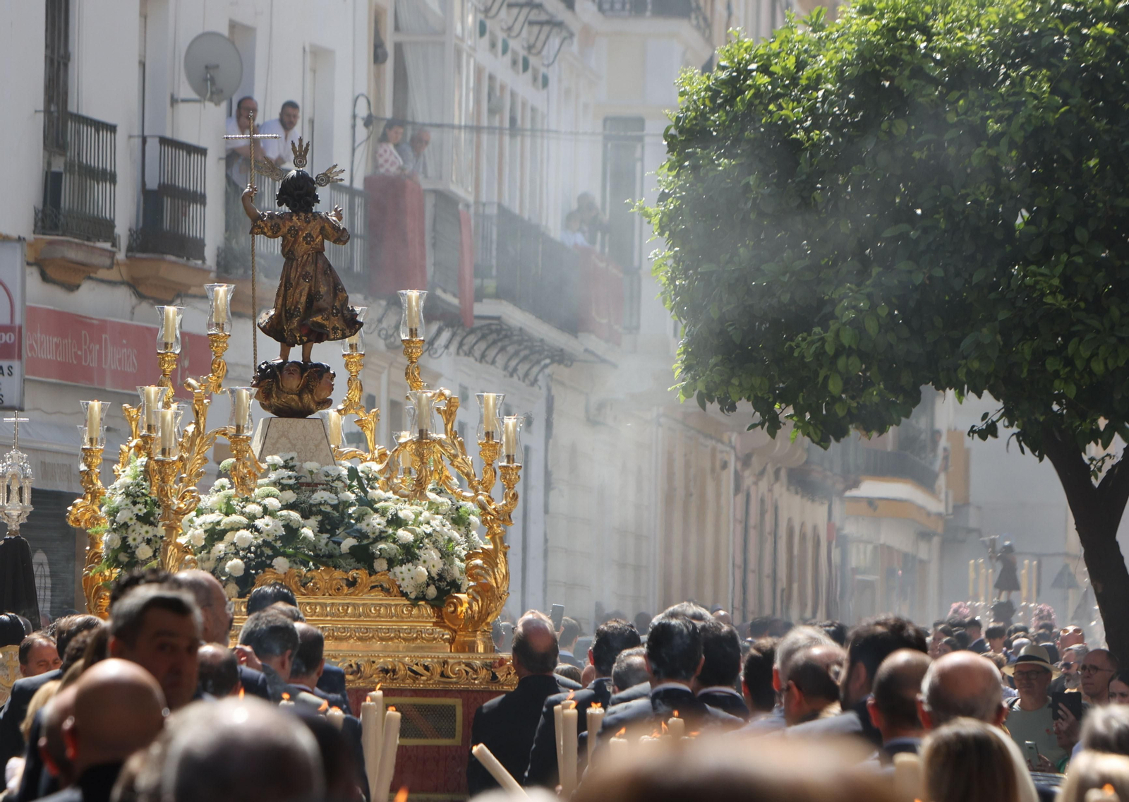 Salida de la procesión eucarística extraordinaria de la Amargura