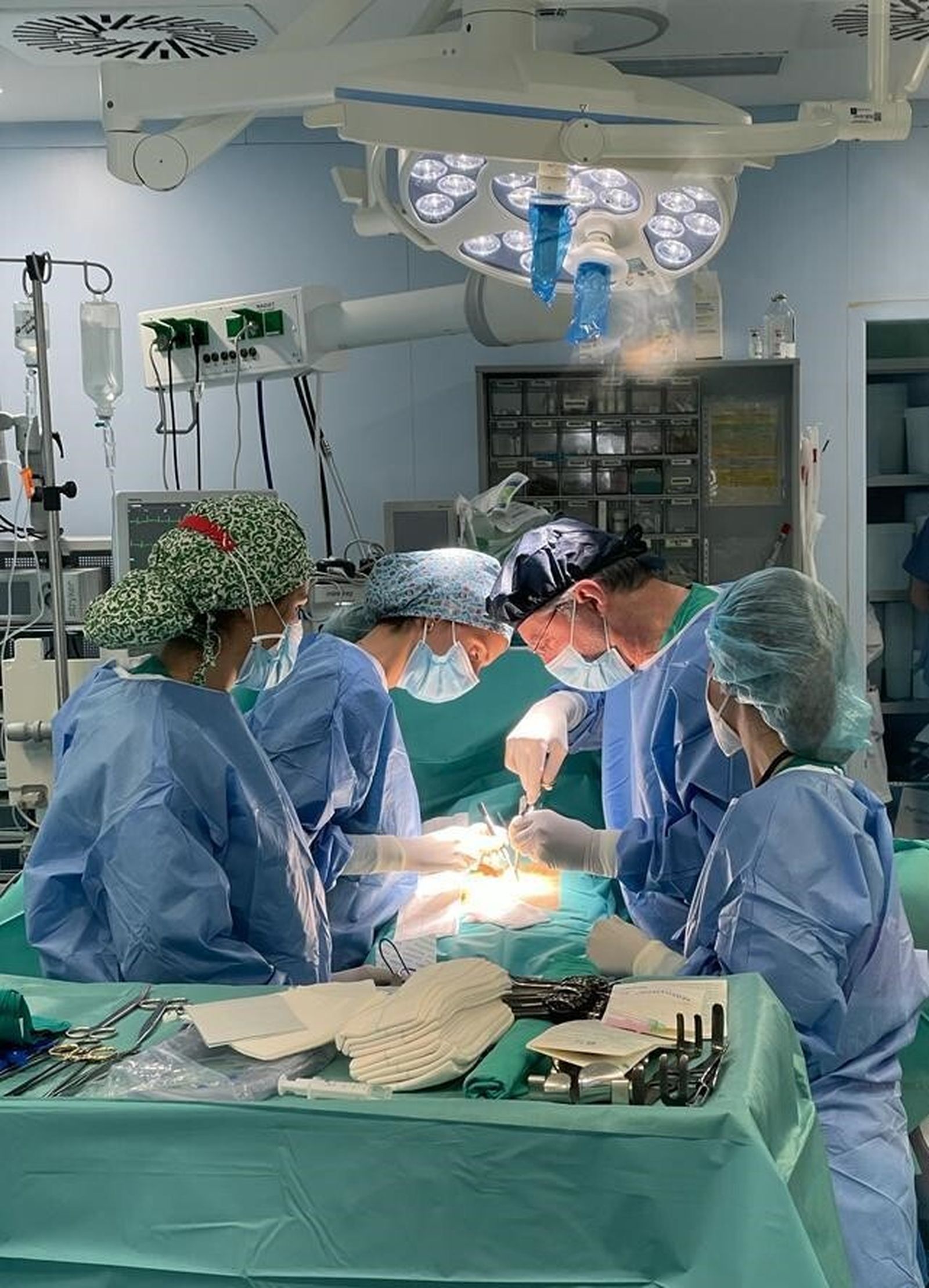 La implantación del catéter peritoneal.