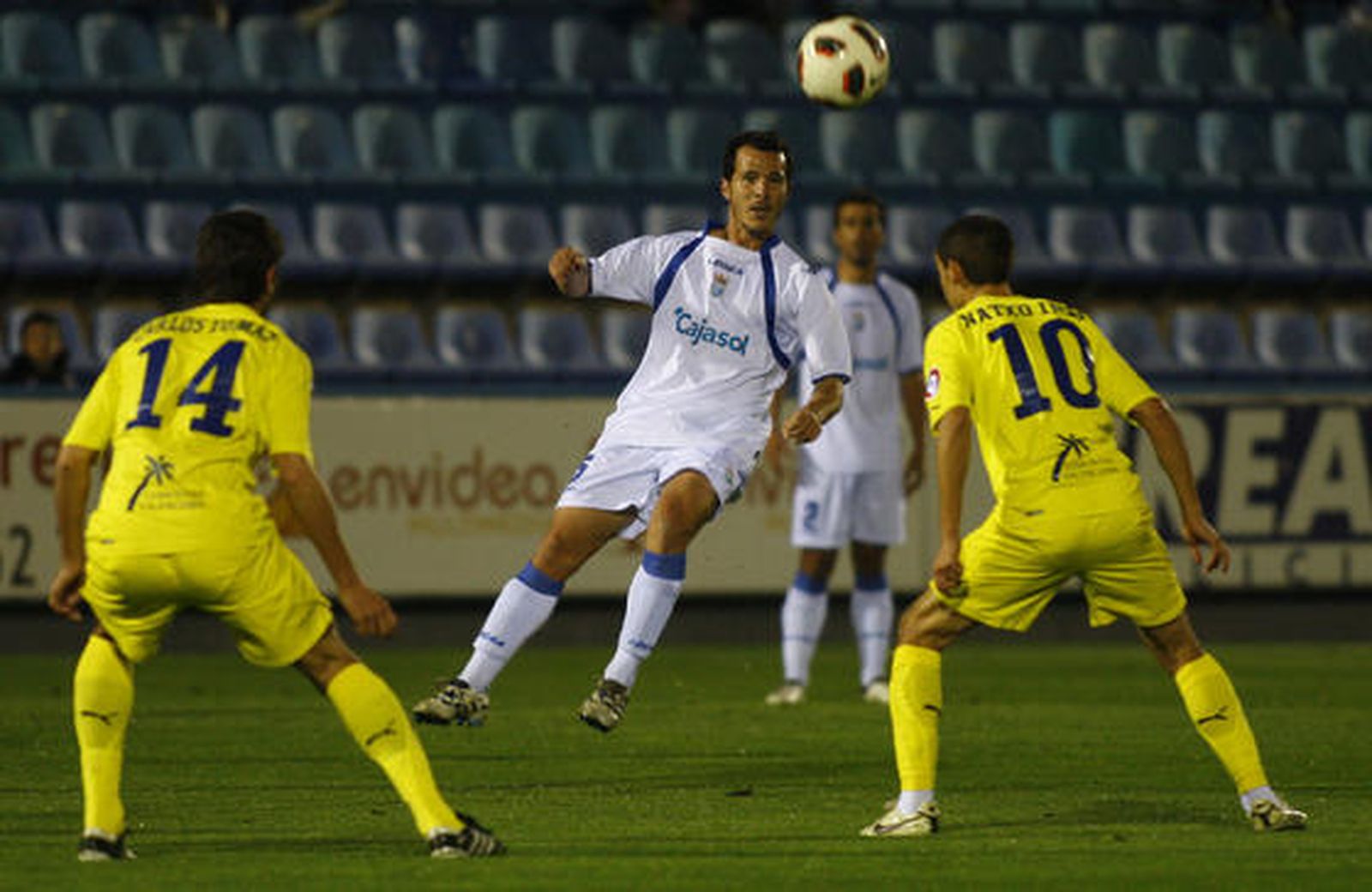 El Xerez vuelve a saborear el triunfo después de seis jornadas gracias a los goles de Héctor (pp) y Óscar Díaz./Fotos:LOF

Foto: LOF