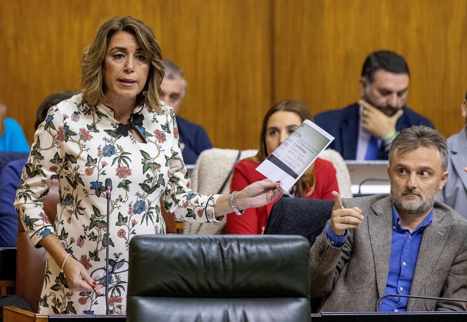 Susana Díaz muestra unos papeles este jueves en el Parlamento.
