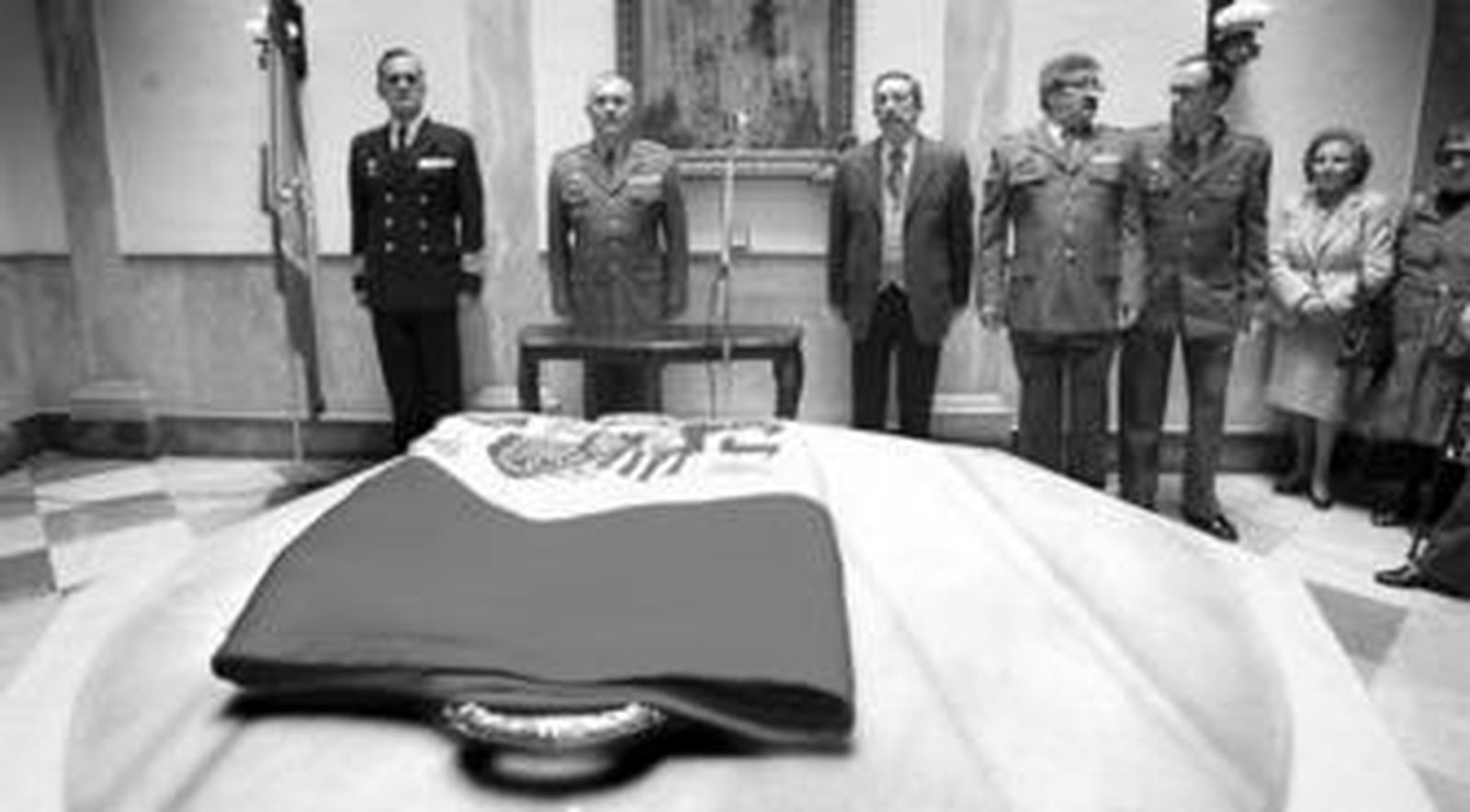 Una vez arriada del balcón principal, la enseña nacional fue doblada y depositada seguidamente sobre una bandeja.