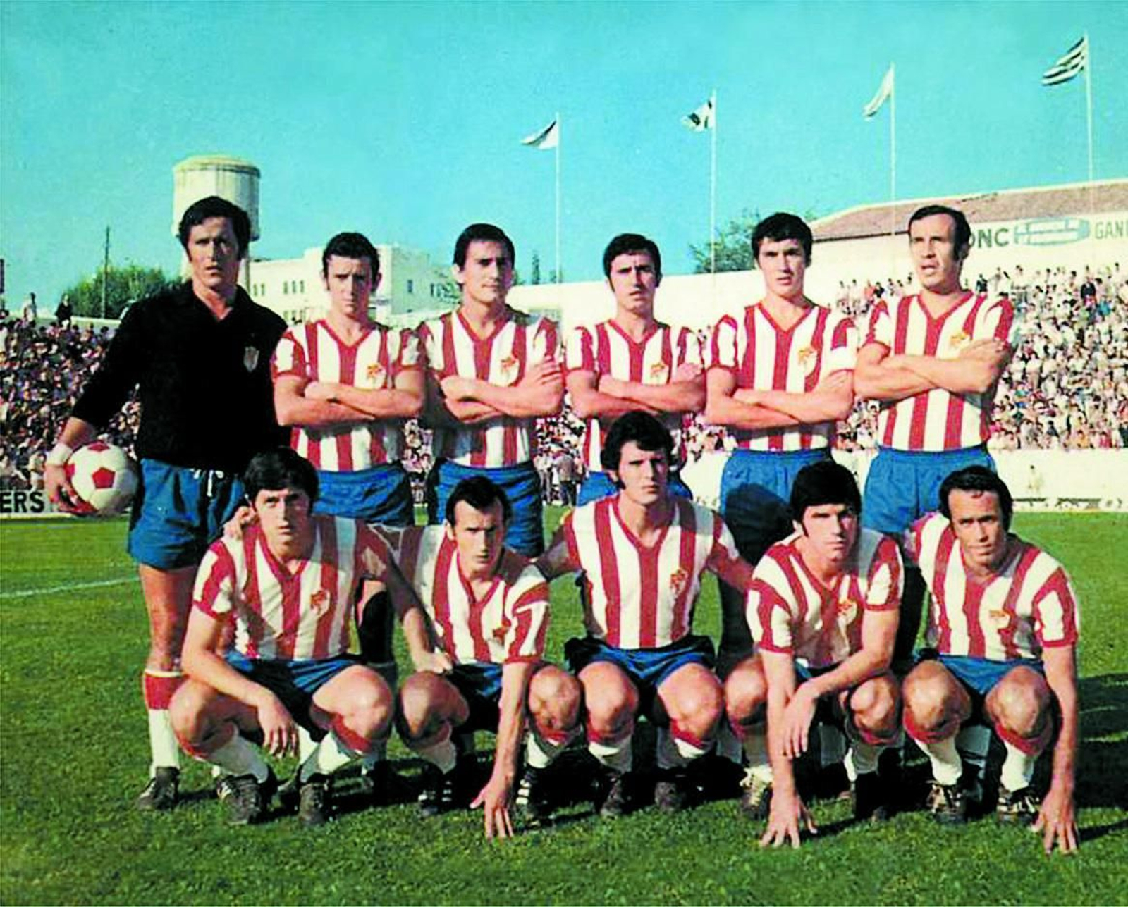 De la Cruz, junto a Ñito, en una alineación con el Granada.