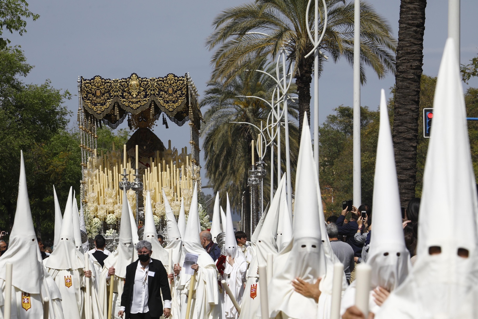 Lunes Santo en Córdoba: La procesión de la Merced, en imágenes