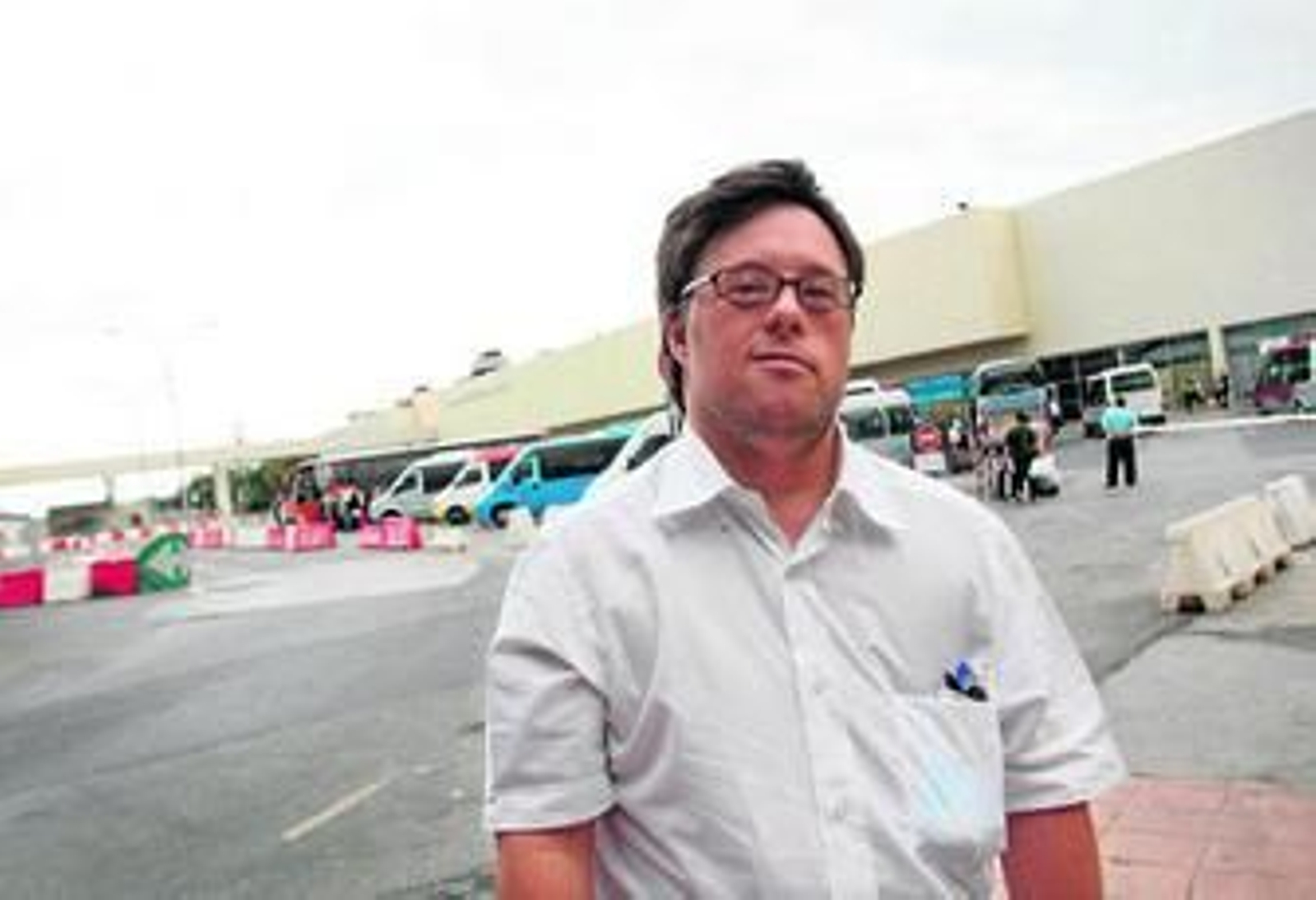 Pablo Pineda llegaba cansado ayer al aeropuerto de Málaga tras su triunfo en el Festival de Cine de San Sebastián.
