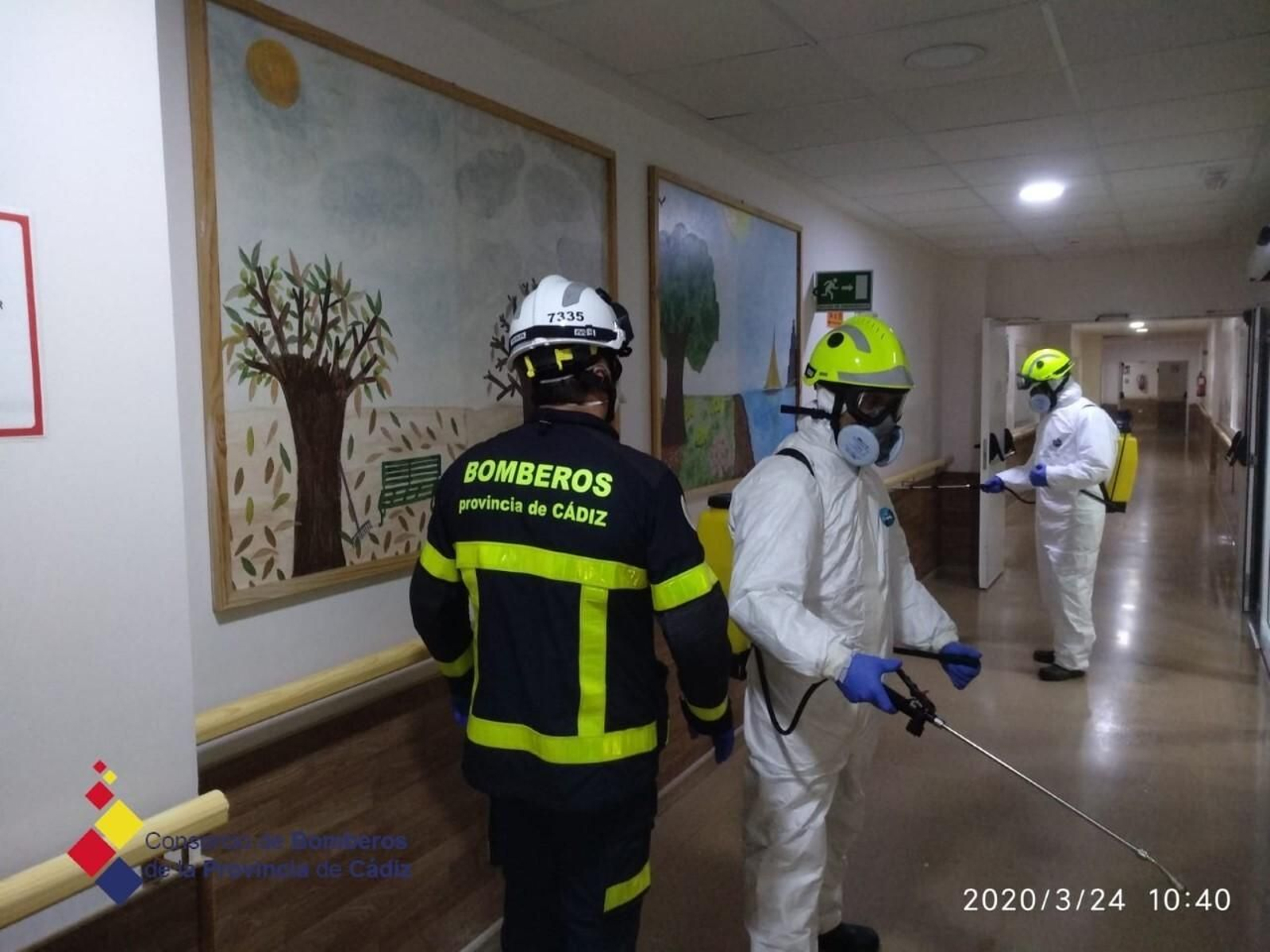 Bomberos desinfectando una residencia de ancianos, en una imagen de archivo.