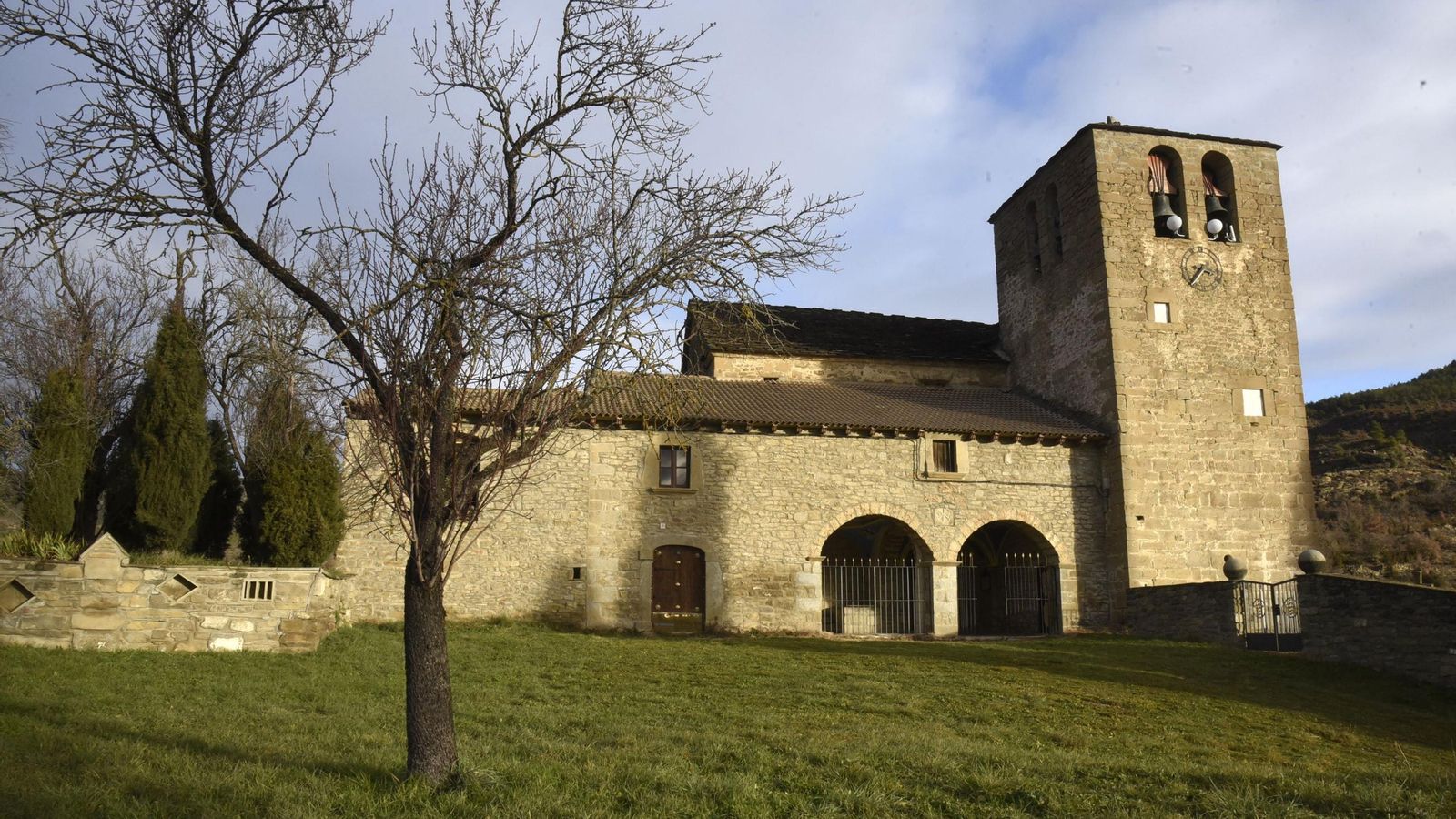 Ermita de San Miguel, una iglesia románica de principios del siglo XII en la pequeña localidad de Latre (Huesca). Ermita de San Miguel, una iglesia románica de principios del siglo XII en la pequeña localidad de Latre (Huesca).