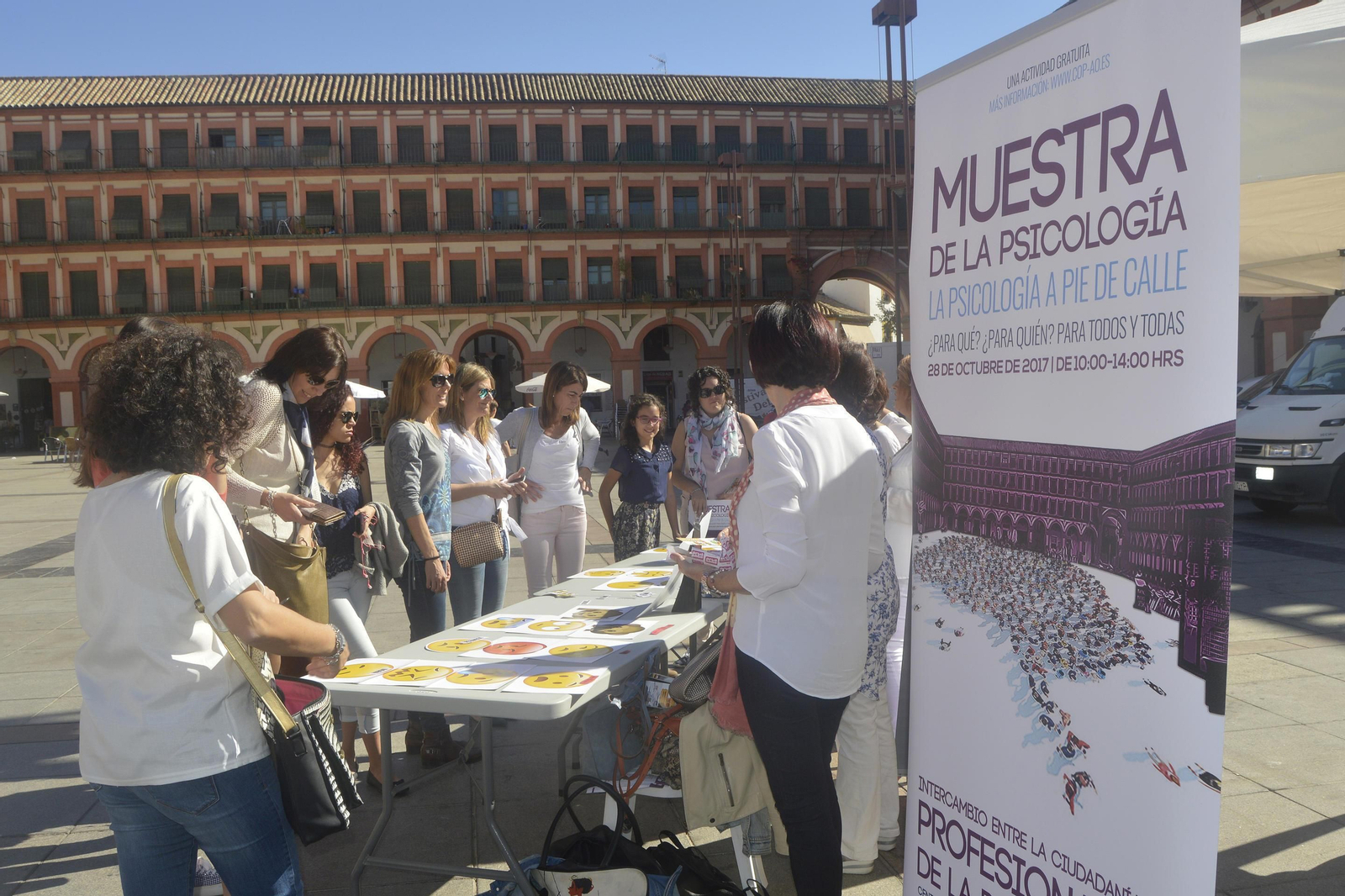Muestra de Psicología, ayer, en la plaza de la Corredera.