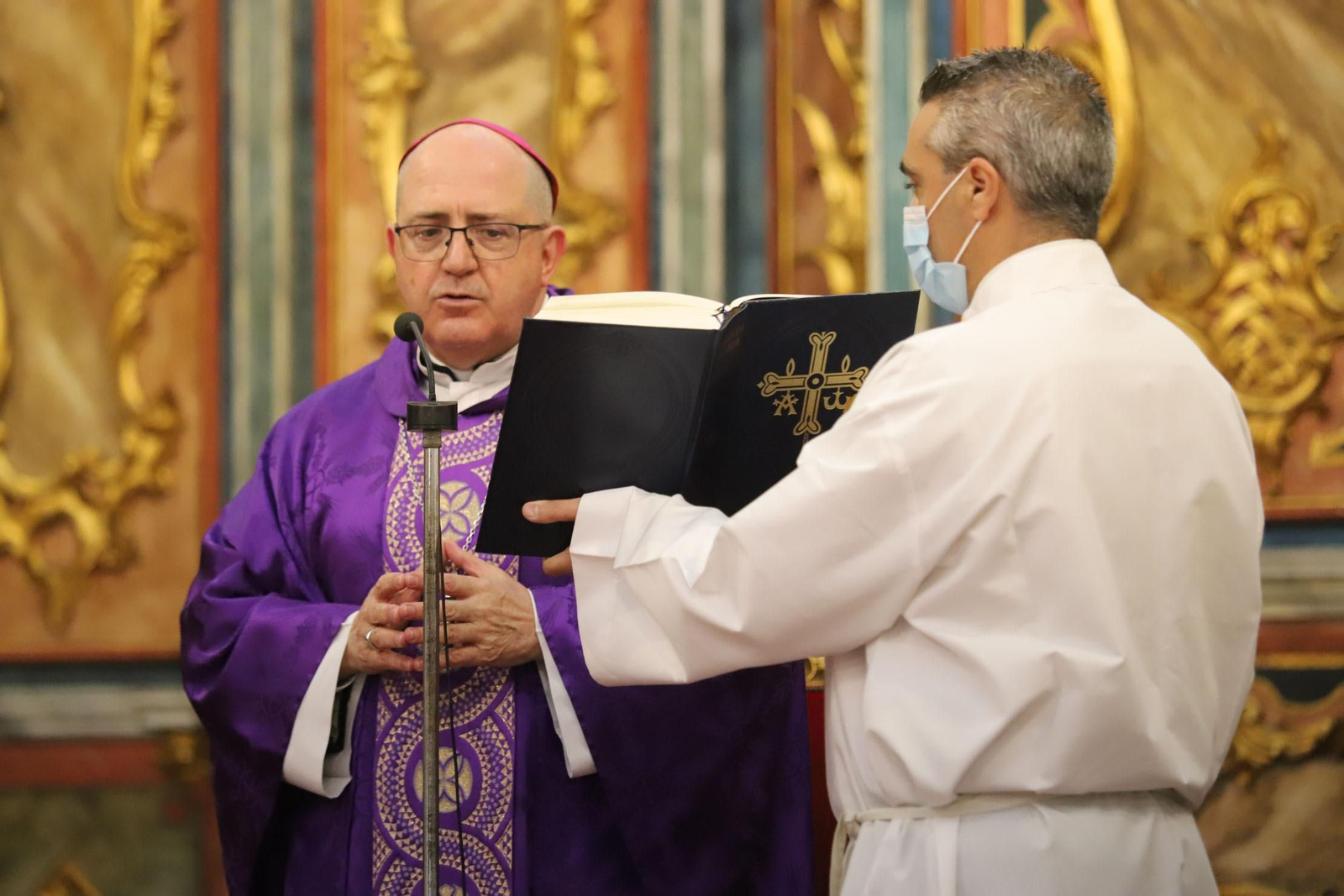 Imágenes de la imposición de cenizas en el inicio de la Cuaresma en la Catedral de Huelva