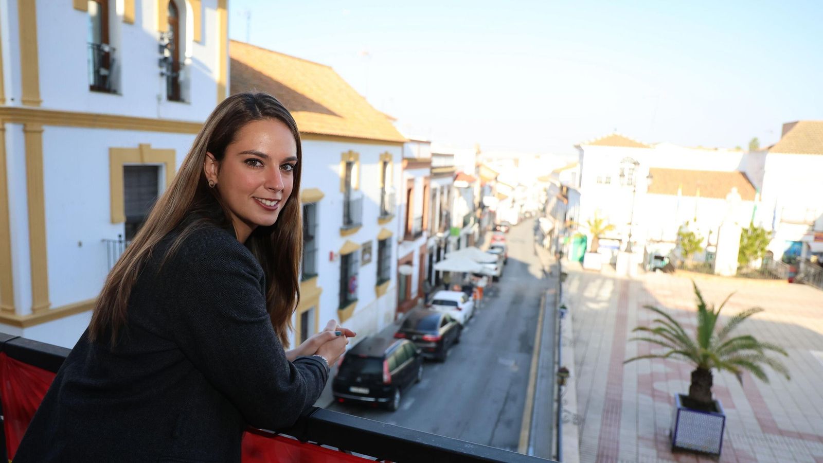 Milagros Romero, en el balcón del Ayuntamiento de Palos de la Frontera.