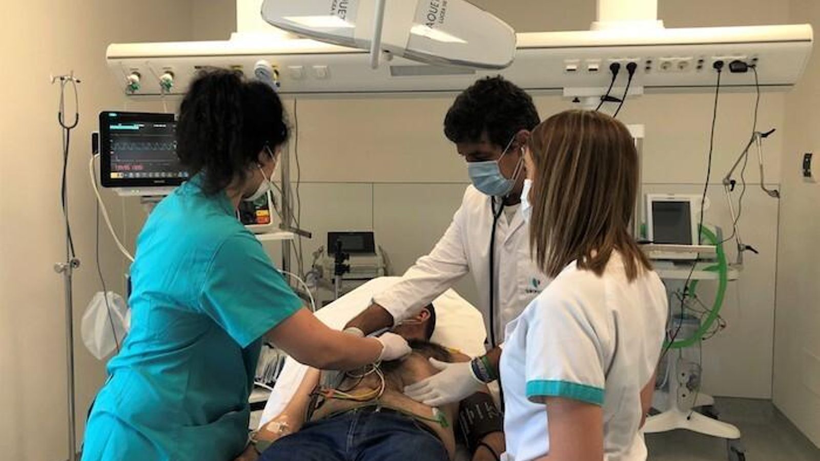 El Dr.Francisco Gallego atendiendo a un paciente en las Urgencias del Hospital Quirónsalud Córdoba