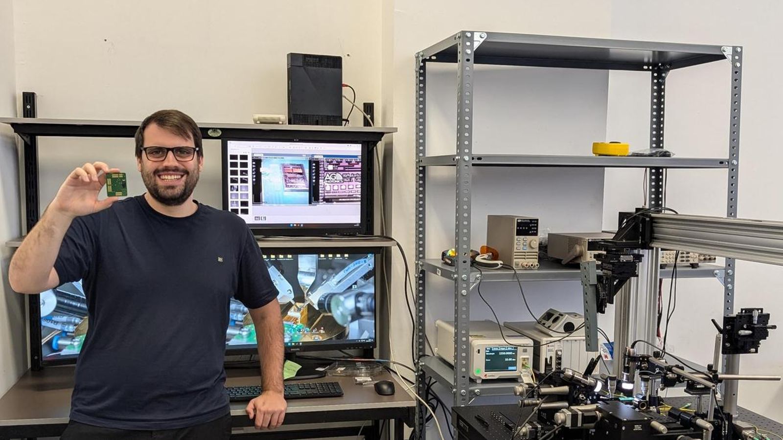 Pablo Ginel en el laboratorio de AGPhotonics