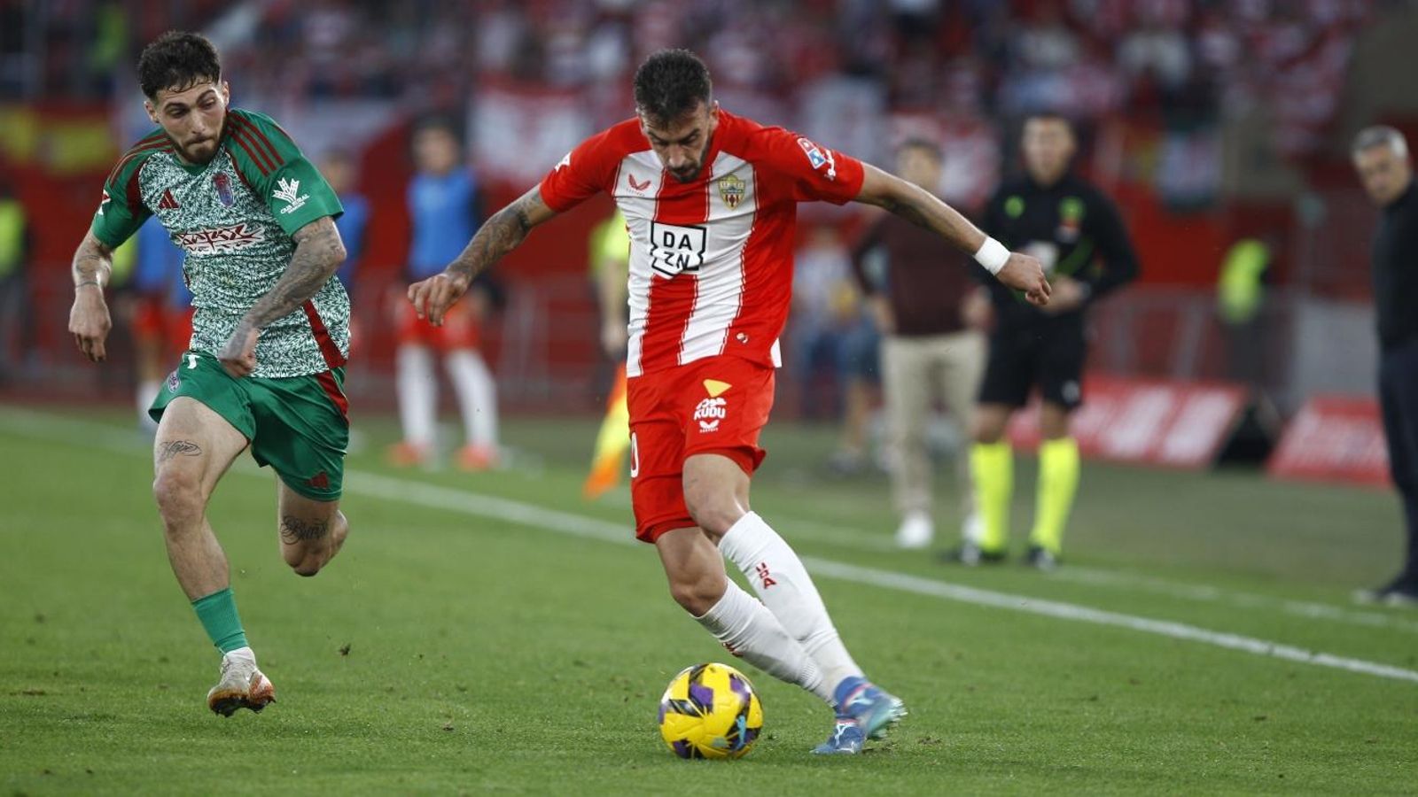 Centelles avanza por la banda en el duelo ante el Granada del pasado curso.