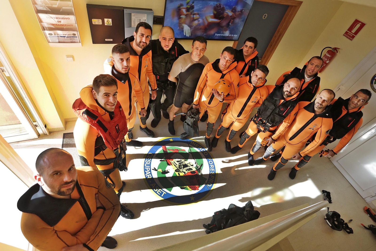 Una jornada de entrenamiento en el simulador de rescates en el mar de la Armada