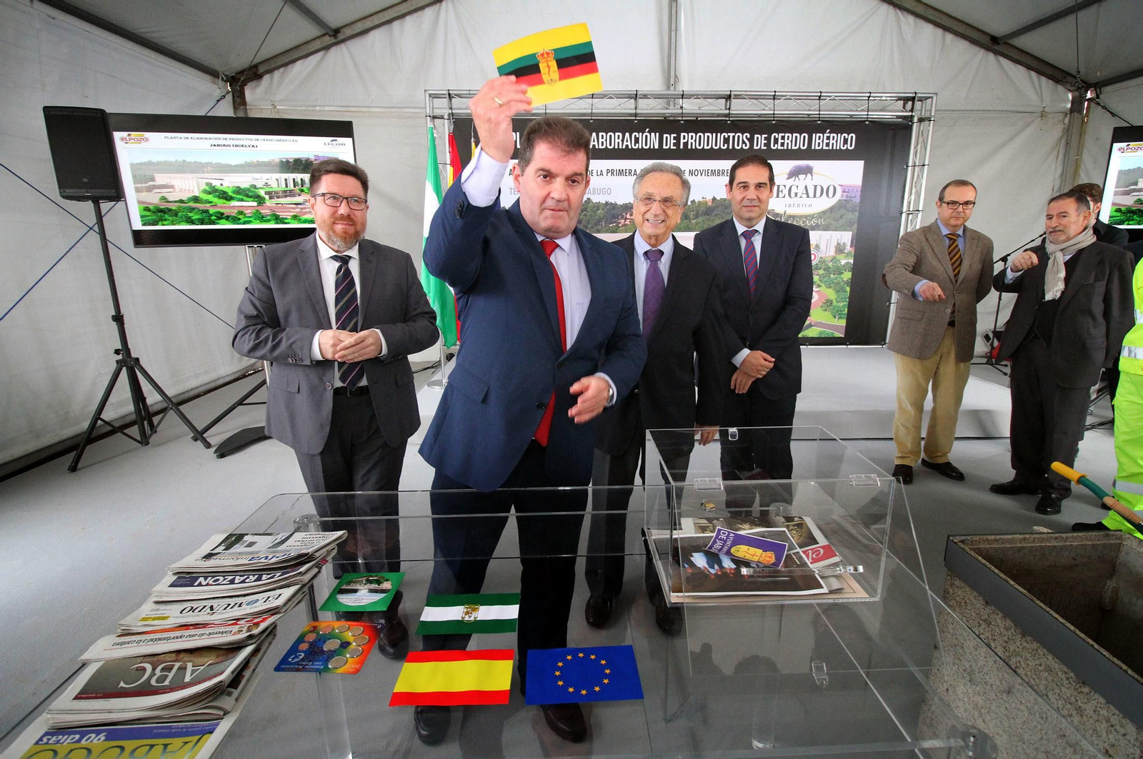 Imágenes de la colocación de la primera piedra de la planta de ElPozo en Jabugo.
