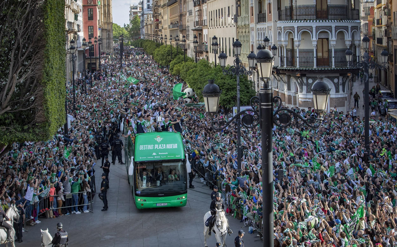 Las imágenes de la celebración del Betis por las calles de Sevilla