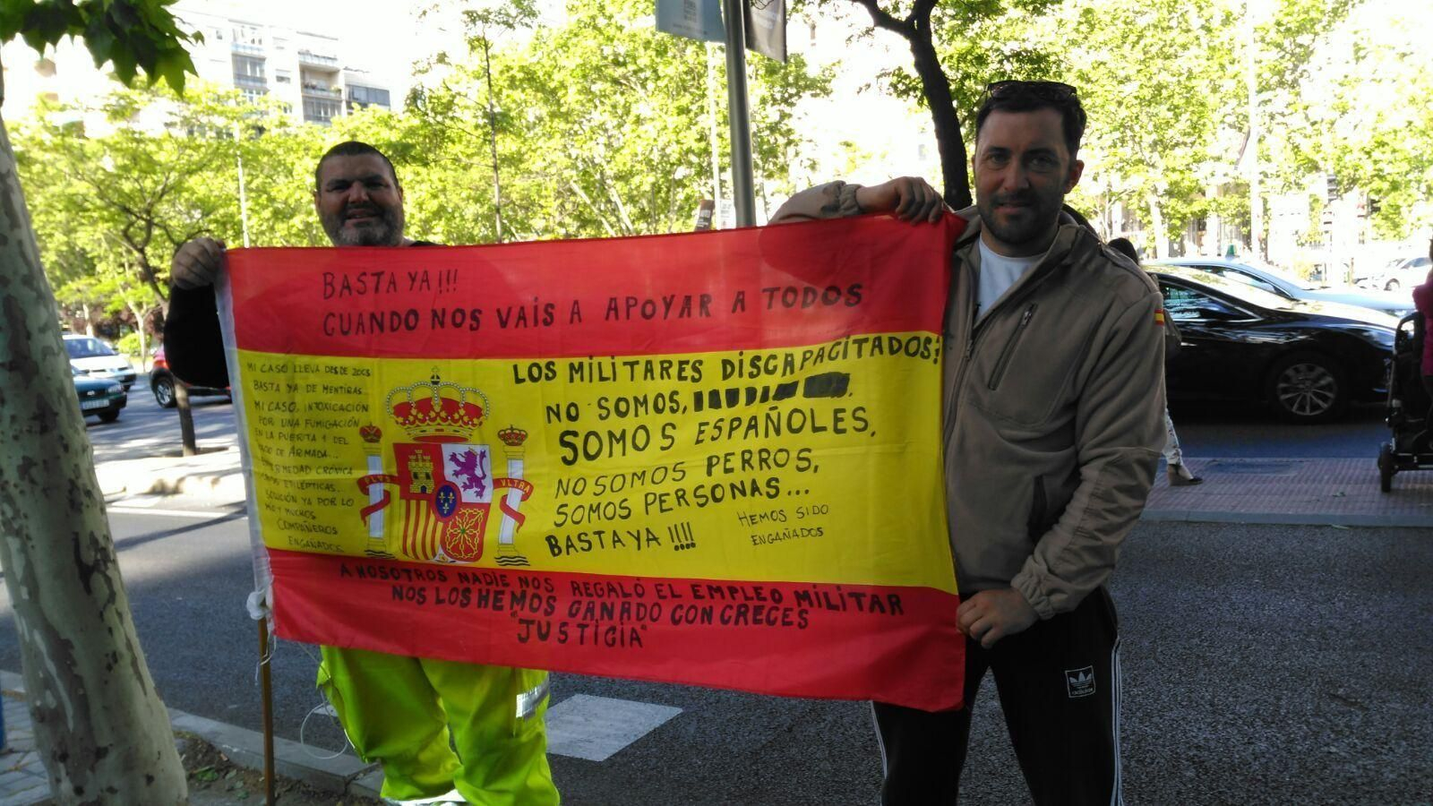 Juan Antonio Cordero (i) y Juan Carlos González, ayer en Madrid, apostados frente al Ministerio de Defensa. Juan Antonio Cordero (i) y Juan Carlos González, ayer en Madrid, apostados frente al Ministerio de Defensa.