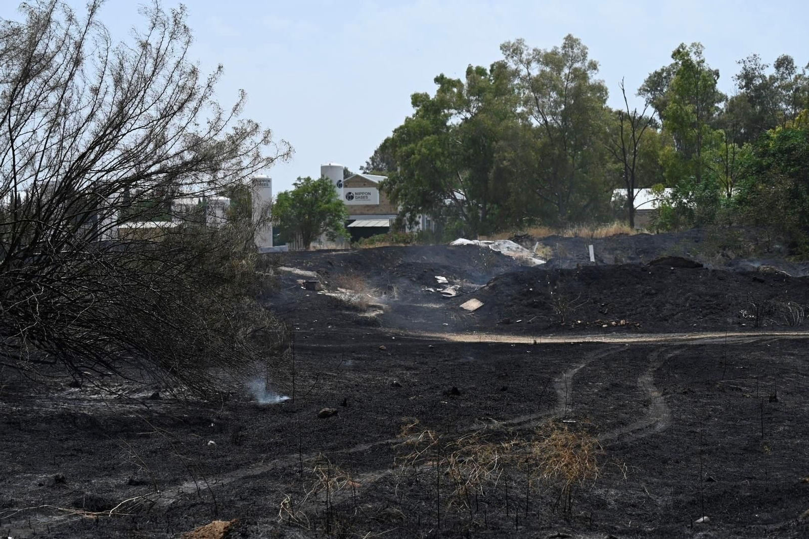 La zona calcinada por el incendio junto a la ronda Oeste, en imágenes