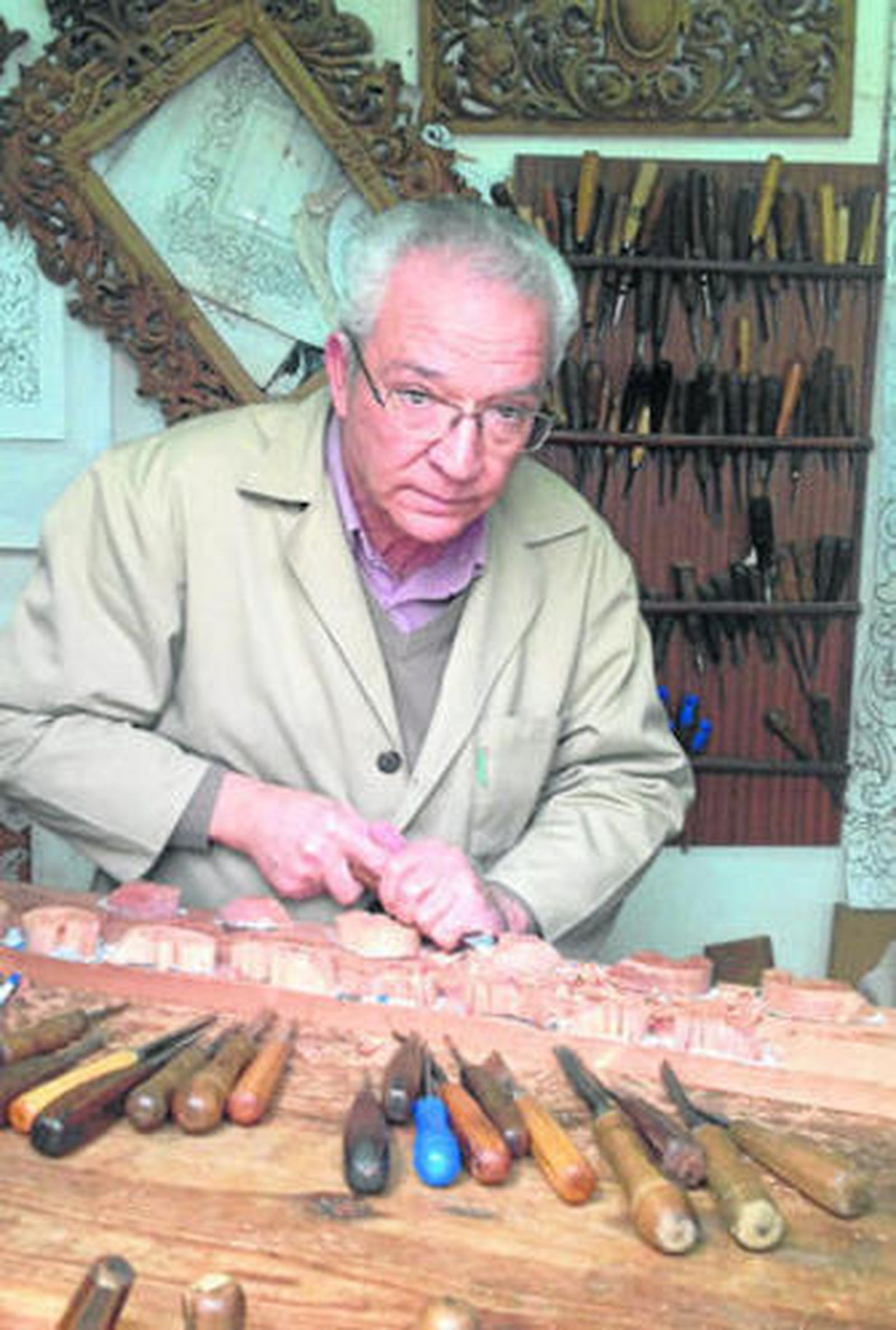 Antonio Venegas en plena faena tallando piezas del paso de La Mortaja.