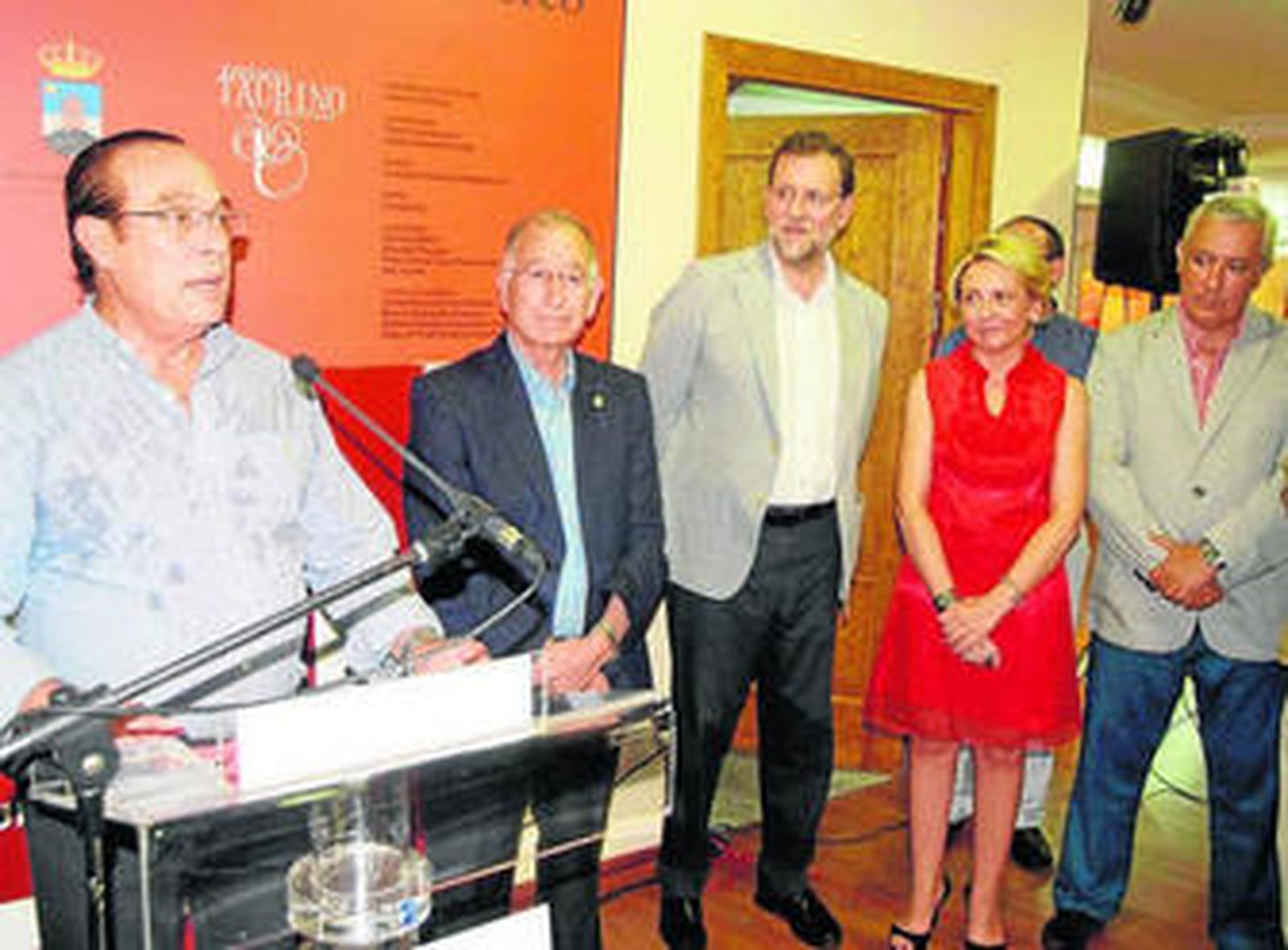 Curro Romero ha participado activamente con el municipio y su Museo Taurino. Aquí con Amat, Rajoy y Arenas.