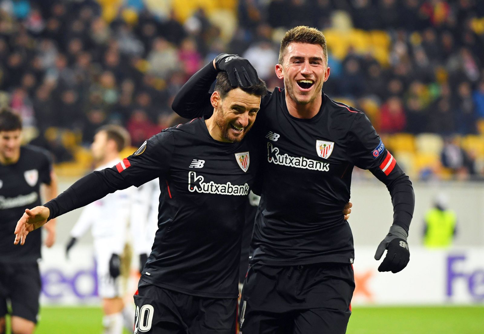 Aduriz celebra su bello gol con su compañero Laporte.