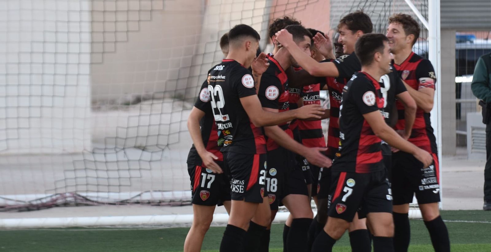 Los jugadores del Salerm Puente Genil celebran un gol.
