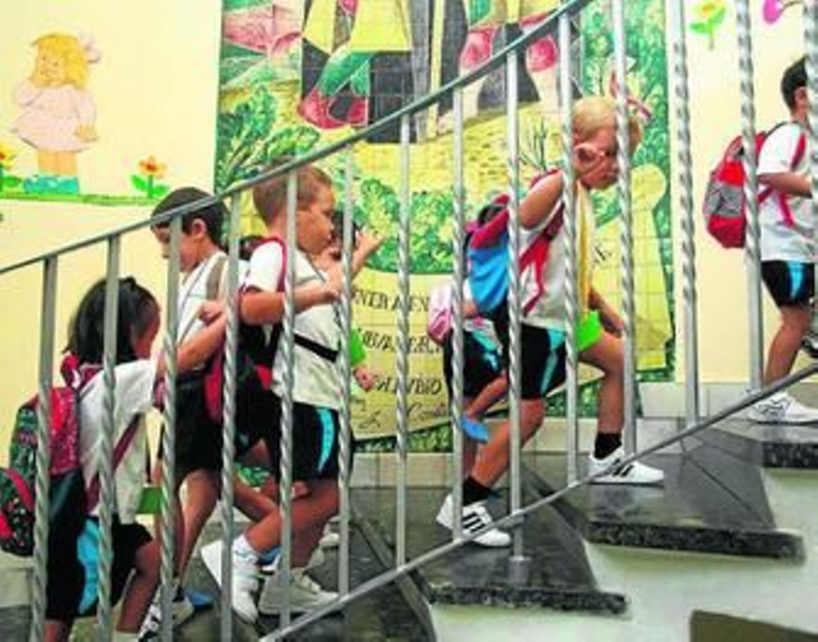 Un grupo de niños se dirigen a sus aulas en el colegio Santa Victoria.
