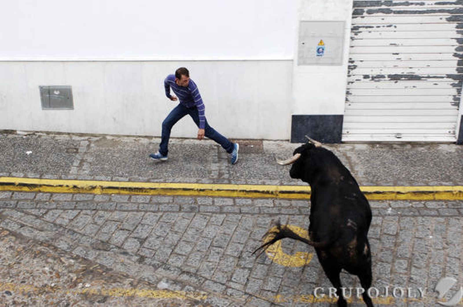 Un hombre resultó herido grave por una fuerte cornada en el abdomen en Arcos. Vejer, Paterna o Benamahoma también vivieron su fiesta

Foto: Ramon Aguilar
