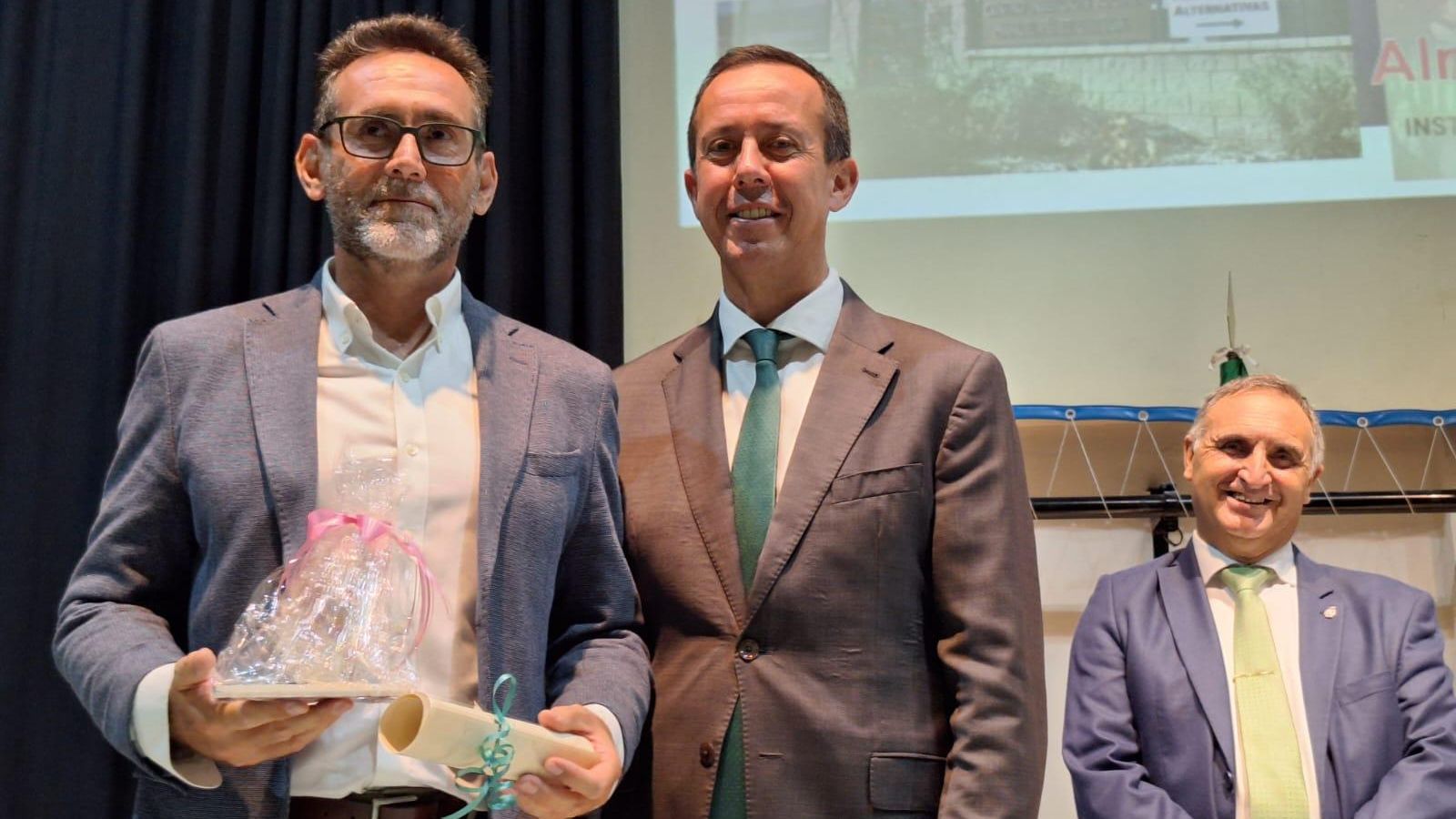 El subdelegado con uno de los funcionarios galardonados