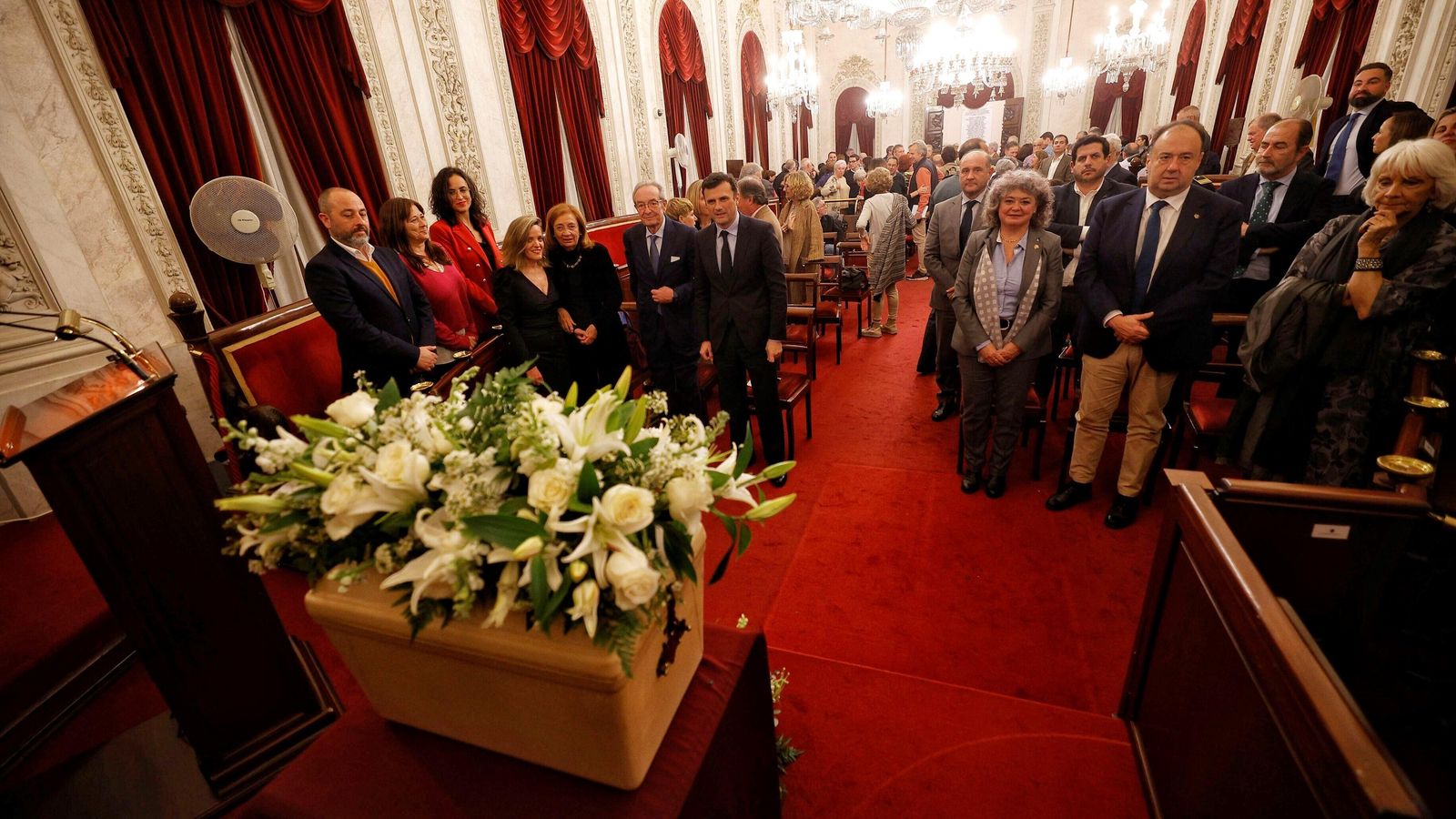 Algunas de las autoridades que participaron en el acto de anoche en el salón de plenos.