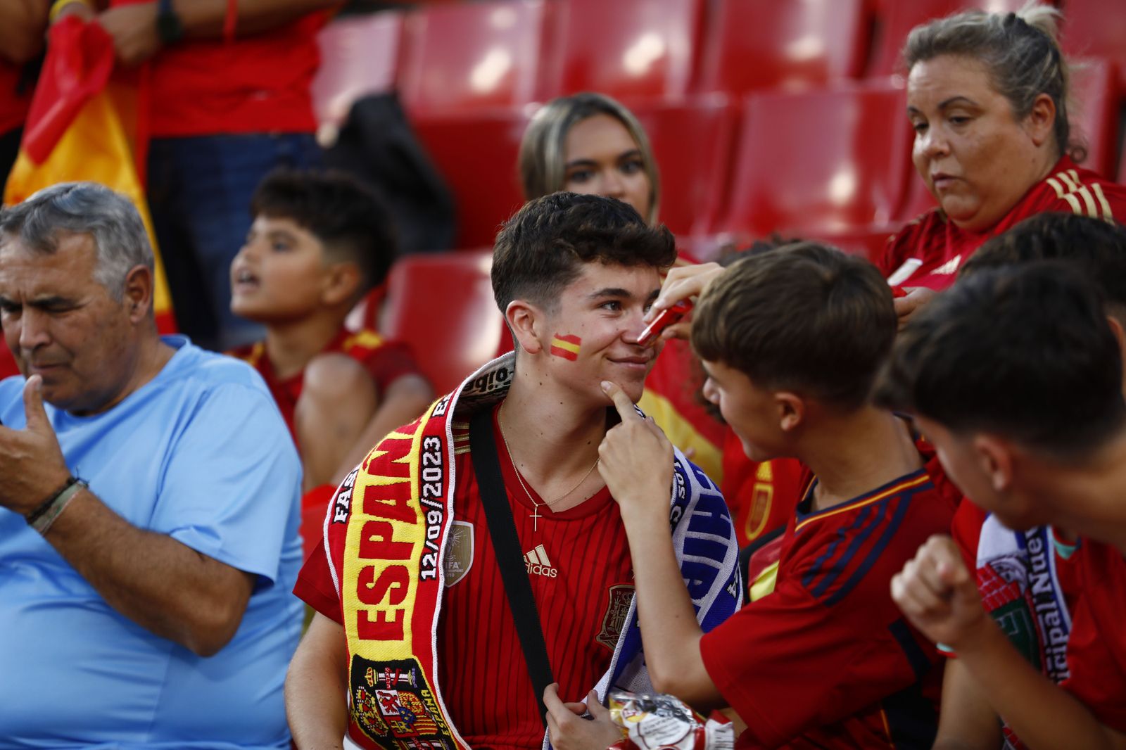 Así fue el ambiente en Los Cármenes del partido España-Chipre