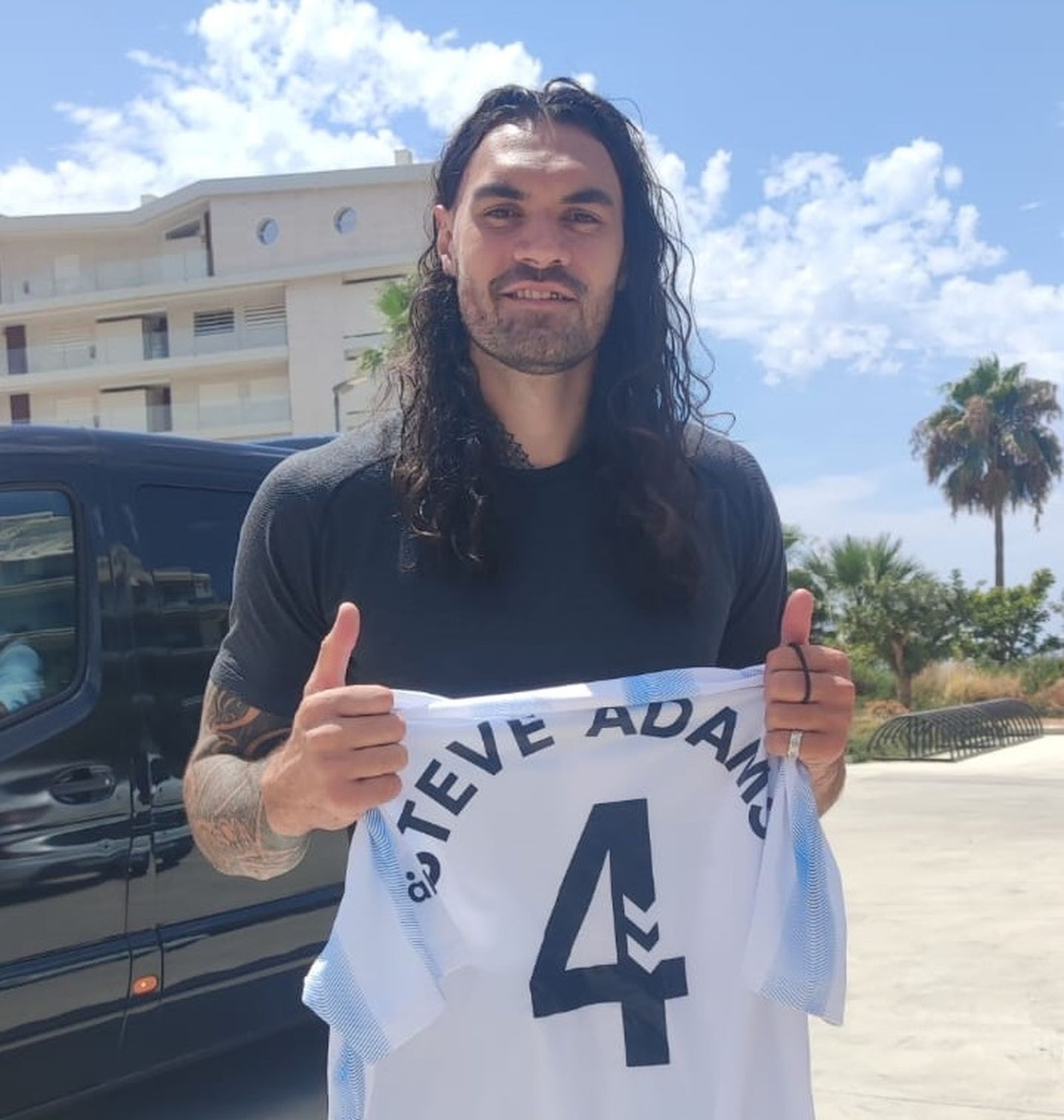 Steven Adams, con la camiseta del Málaga CF.