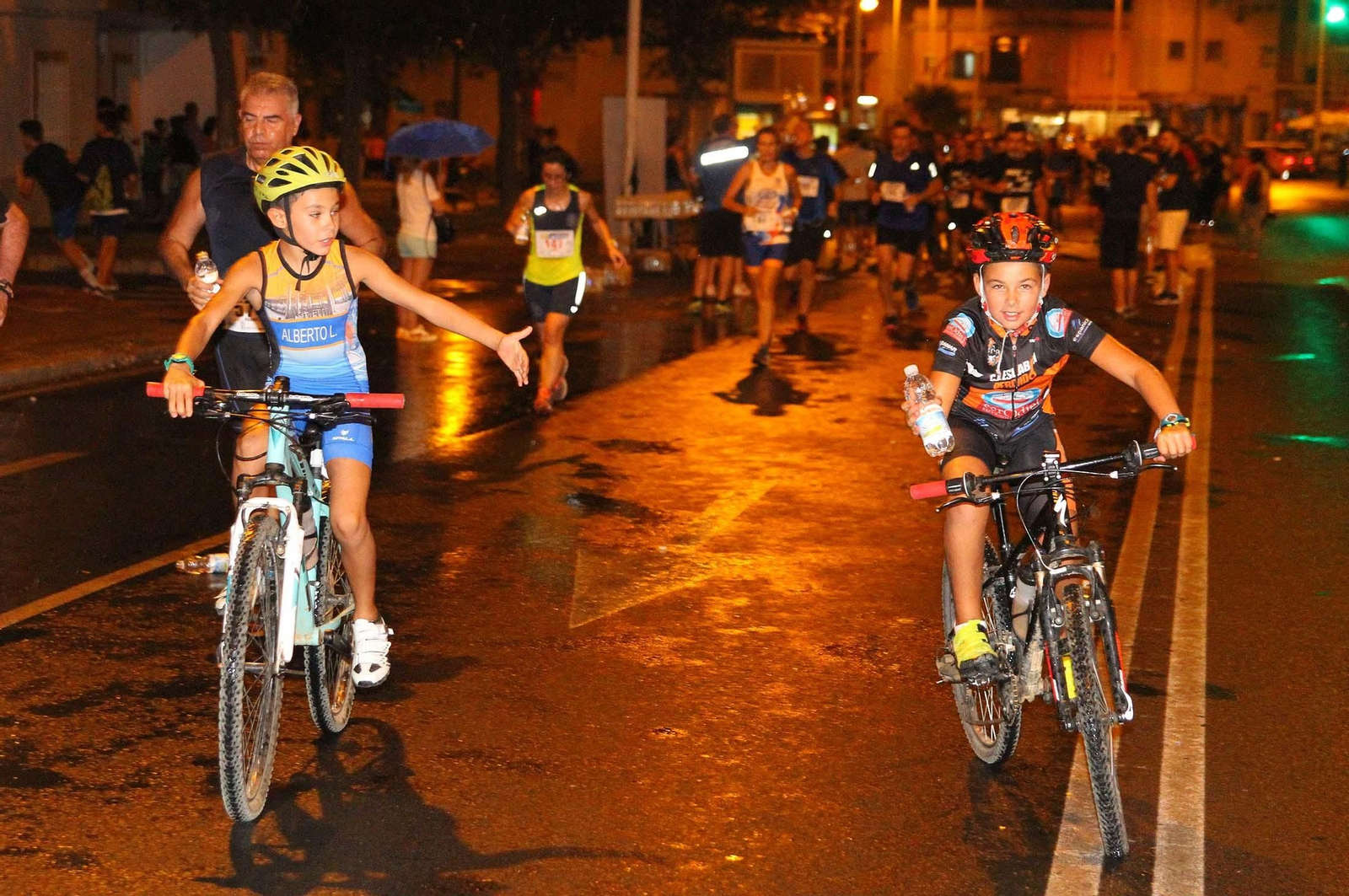 La VII Carrera Nocturna de Huelva en imágenes
