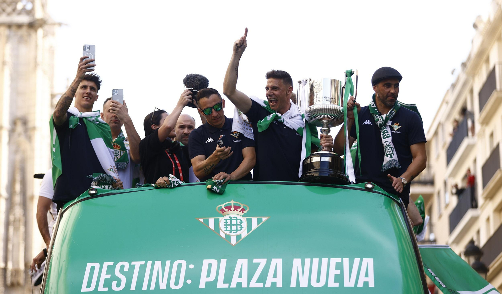 Las imágenes de la celebración del Betis por las calles de Sevilla