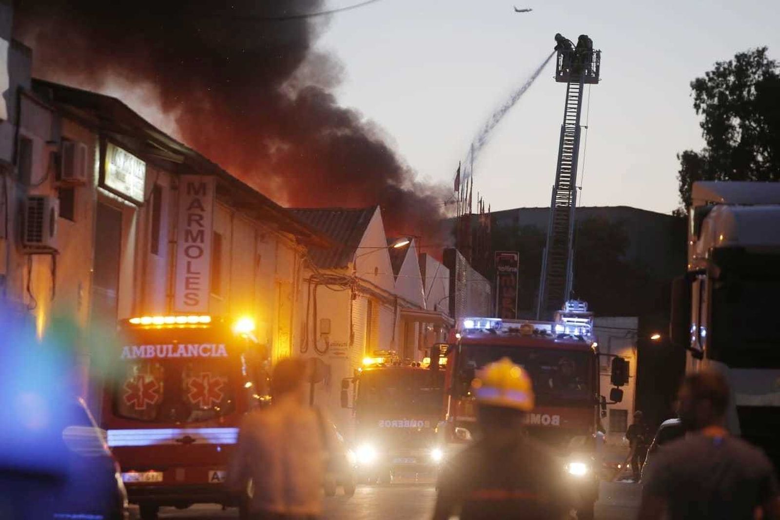 Incendio en una tienda de muebles en el polígono El Viso de Málaga