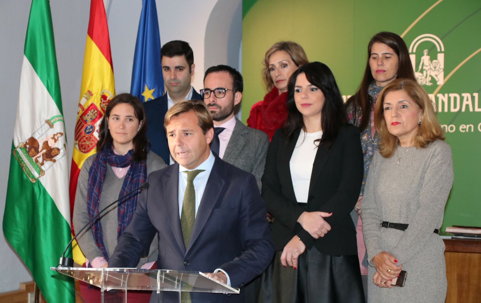 Antonio Repullo, en el centro, con los delegados de la Junta.