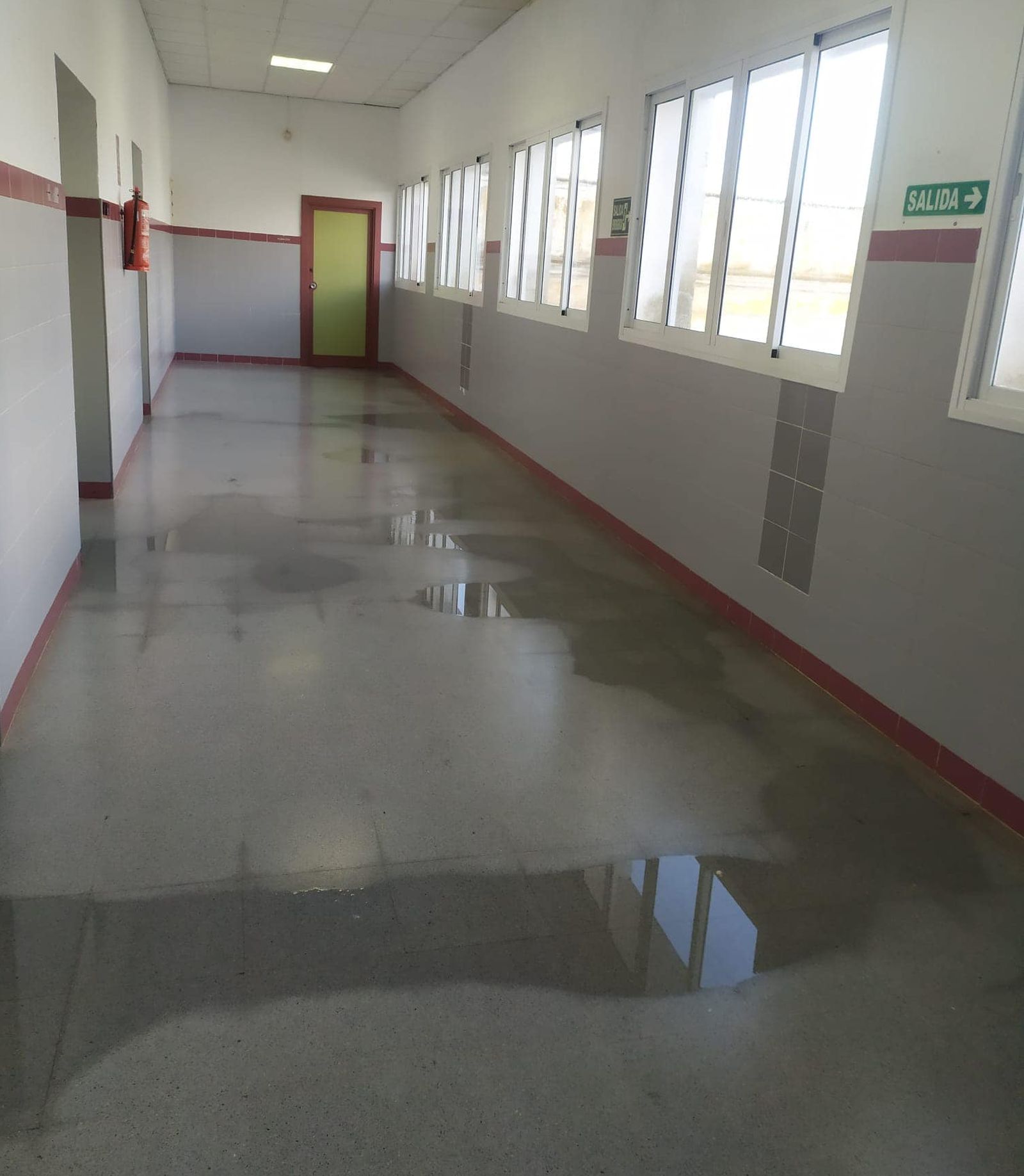 Pasillo del colegio ayamontino con charcos de agua debido a la filtración de las lluvias.