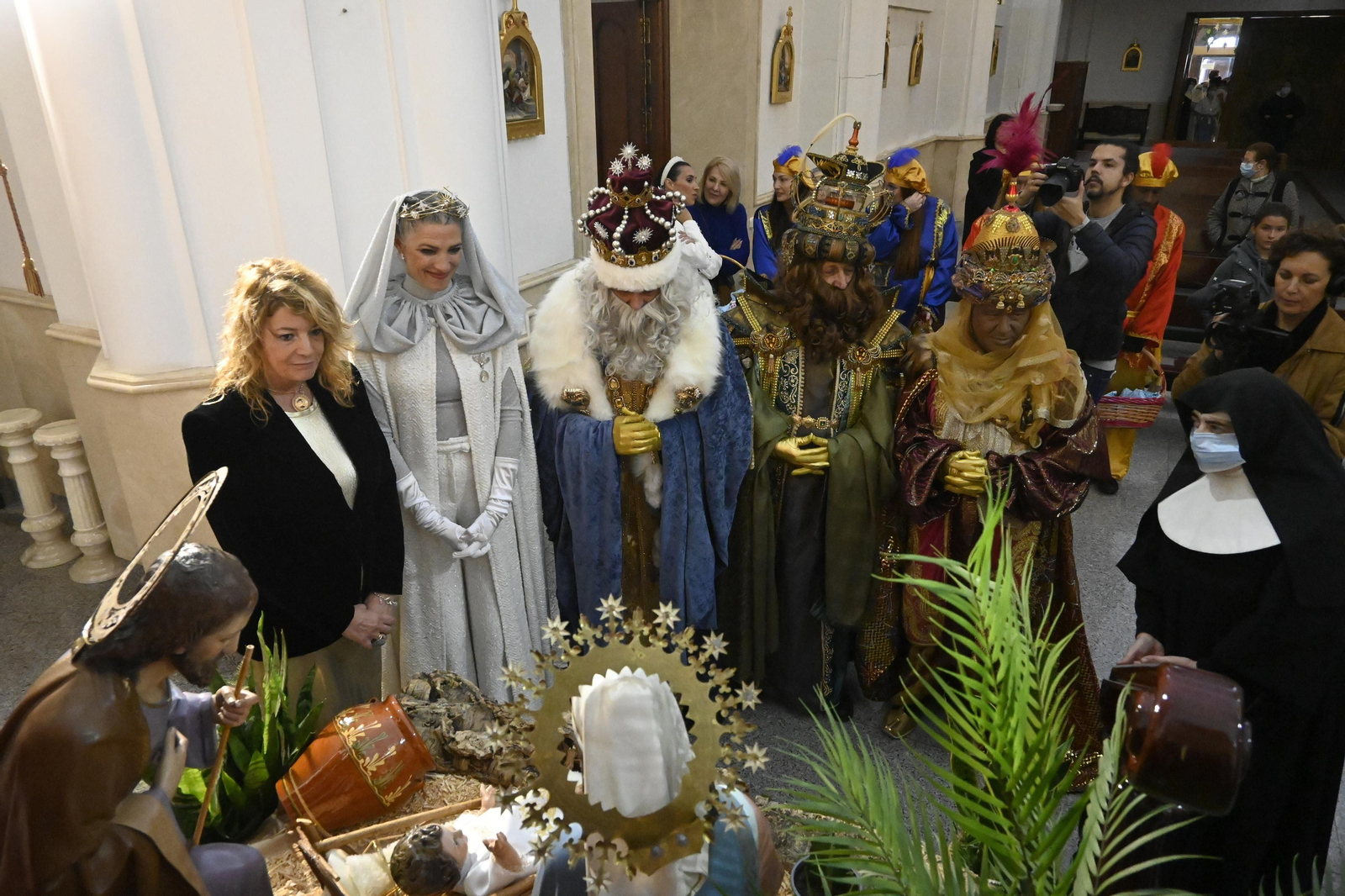 Visita de los Reyes Magos a los ancianos de los asilos de Huelva, en imágenes