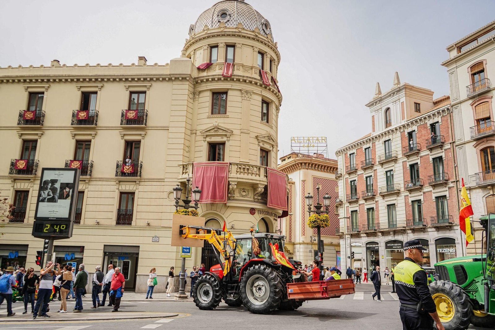 Las mejores fotos de la tractorada de Granada de este Viernes de Dolores