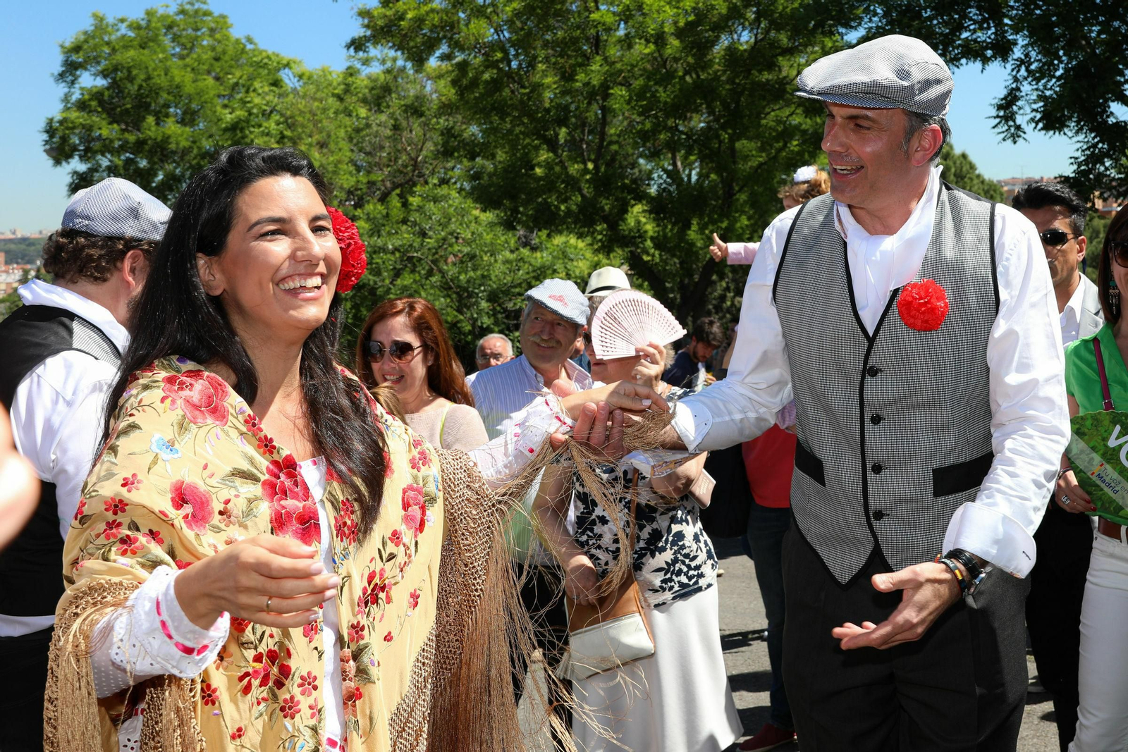Rocío Monasterio y Javier Ortega Smith (Vox), vestidos de chulapos en Madrid.